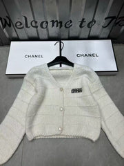 New long sleeved knitted sweater