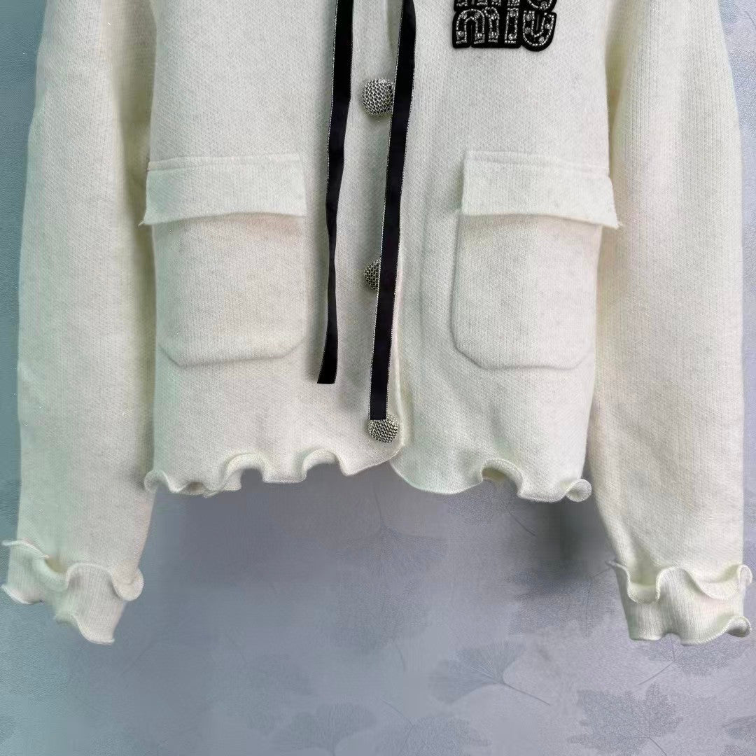 New round neck long sleeved cardigan