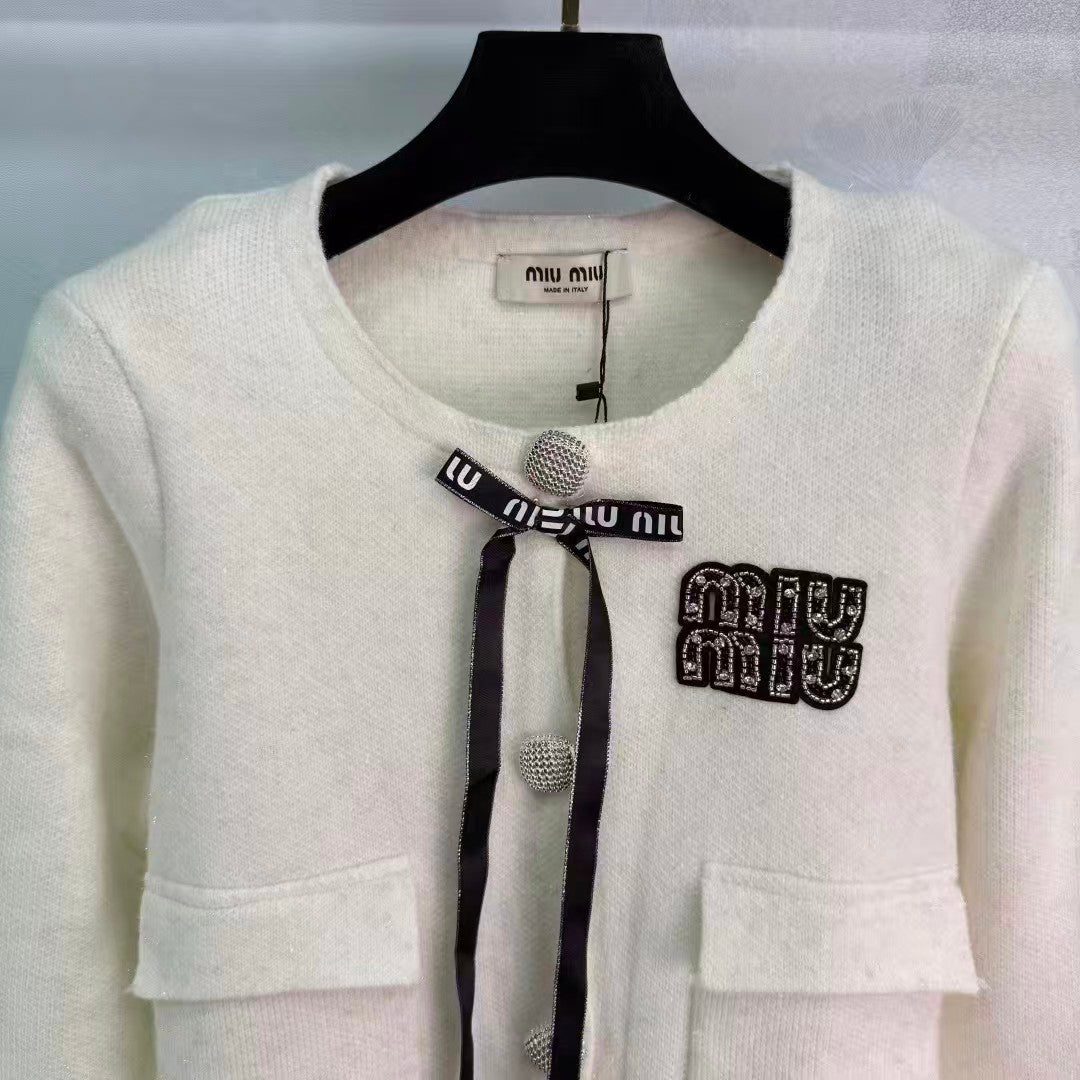 New round neck long sleeved cardigan
