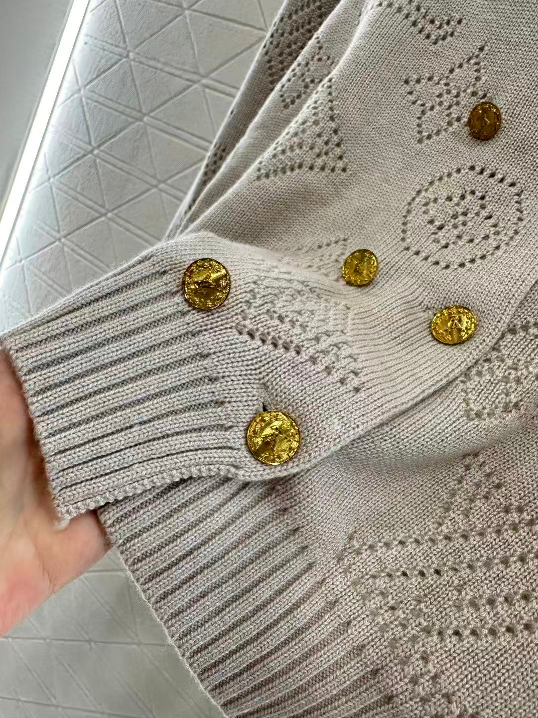 New hollowed out knitted cardigan