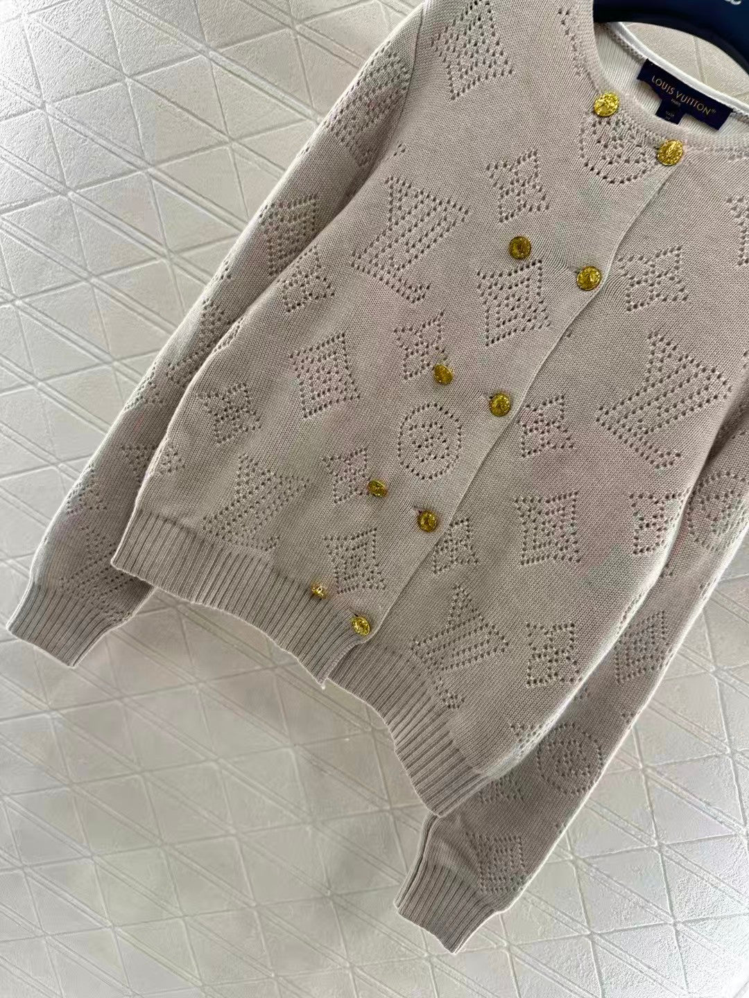 New hollowed out knitted cardigan