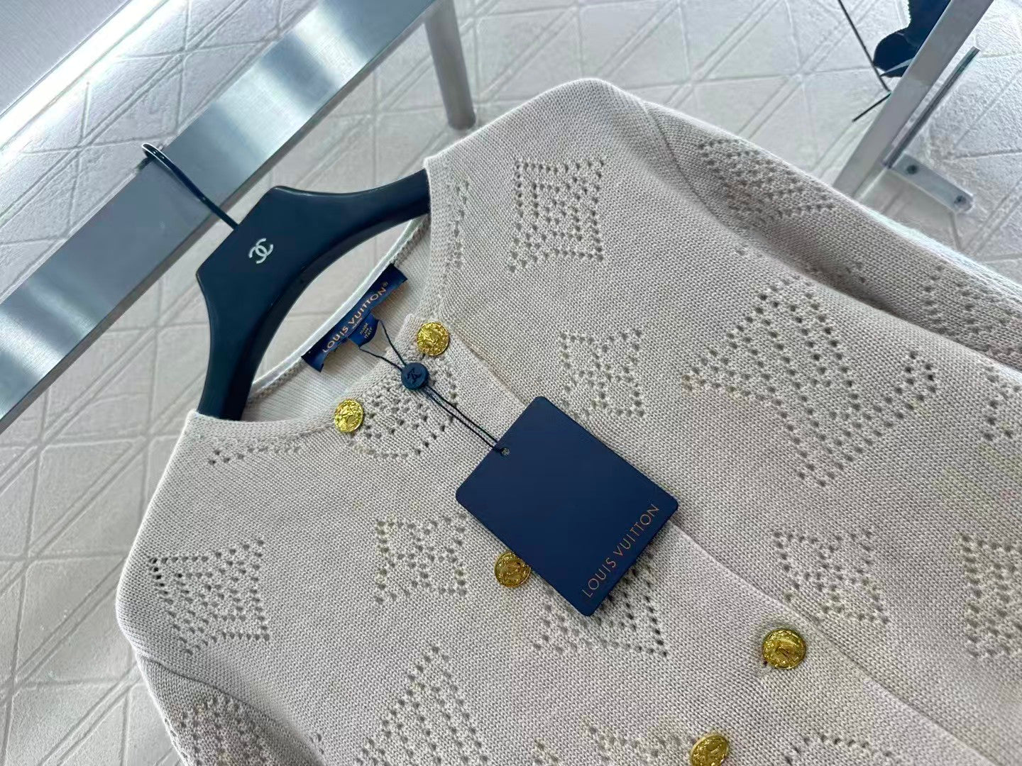 New hollowed out knitted cardigan