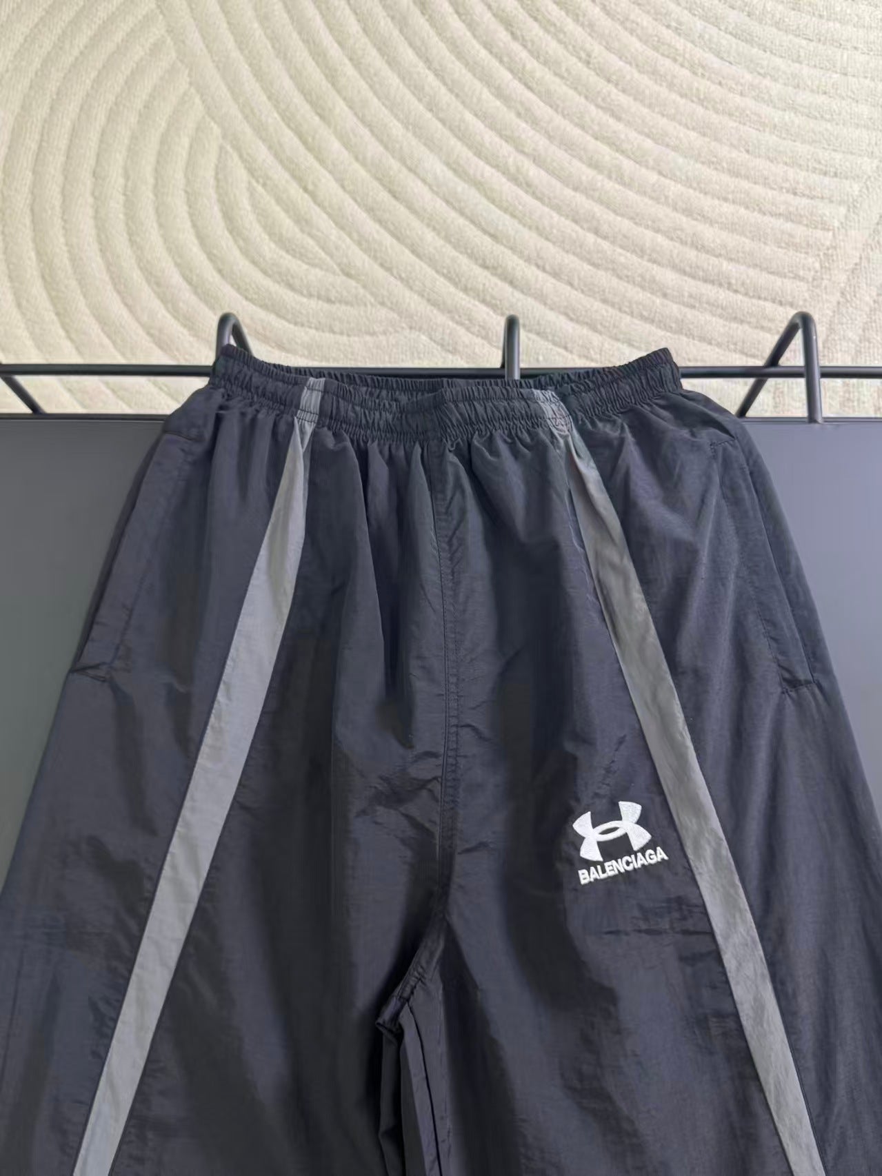 New embroidered sports pants
