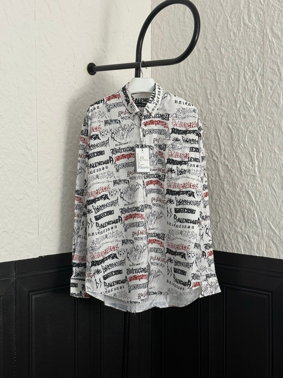 Letter printed graffiti long sleeved shirt
