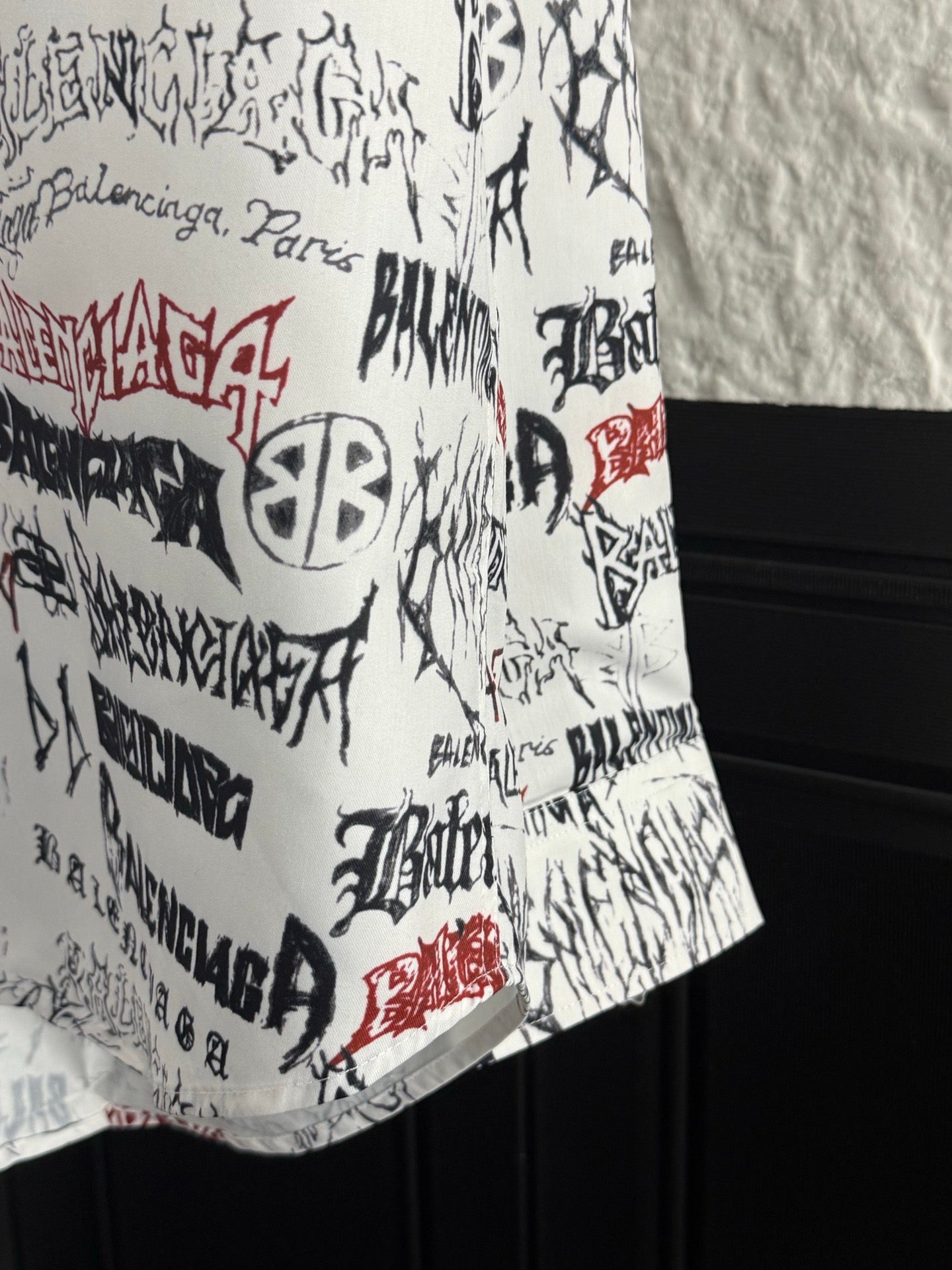 Letter printed graffiti long sleeved shirt