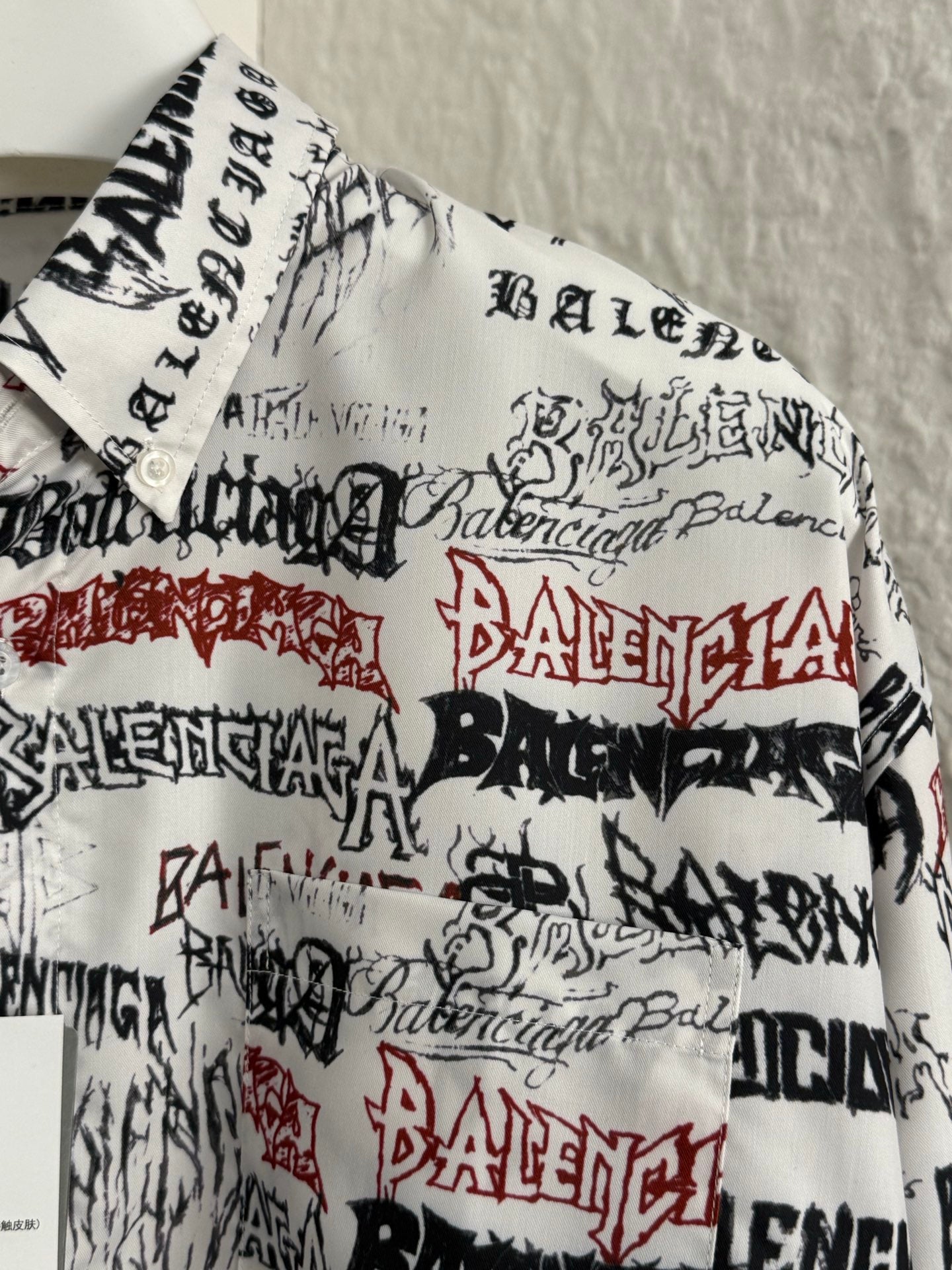 Letter printed graffiti long sleeved shirt