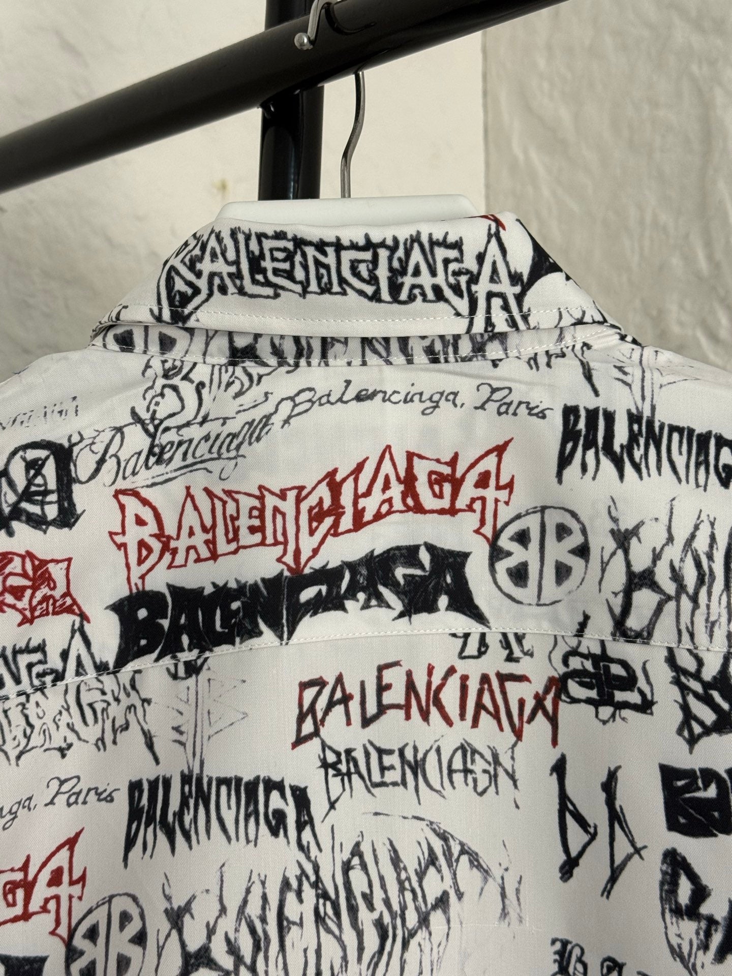 Letter printed graffiti long sleeved shirt