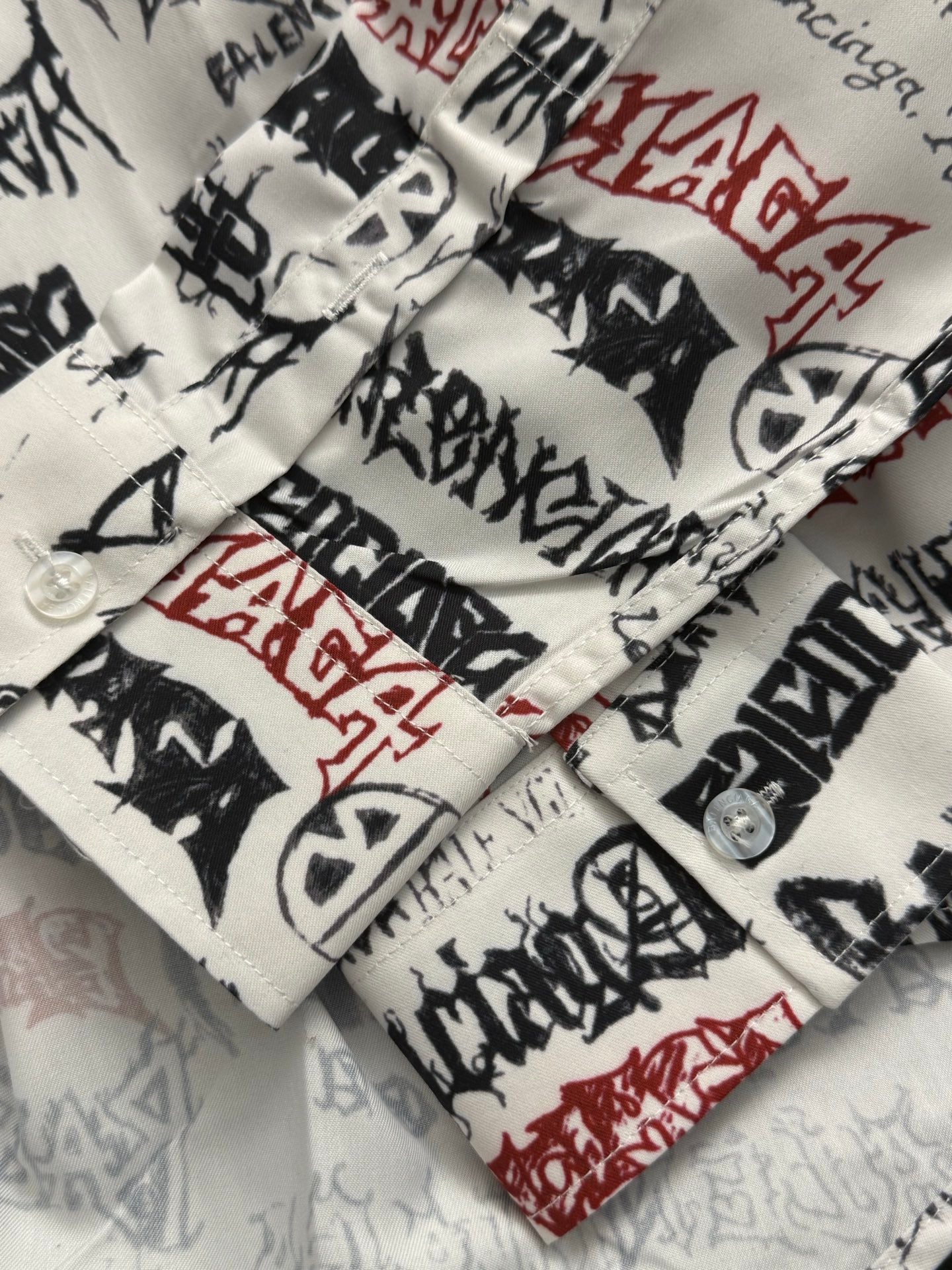 Letter printed graffiti long sleeved shirt