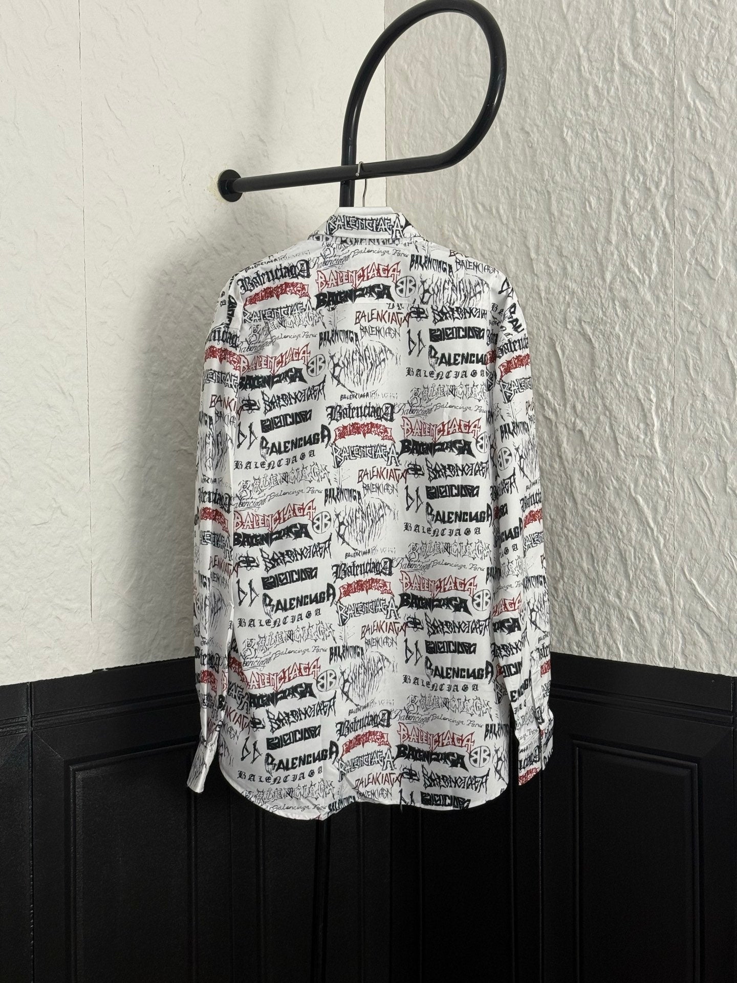 Letter printed graffiti long sleeved shirt