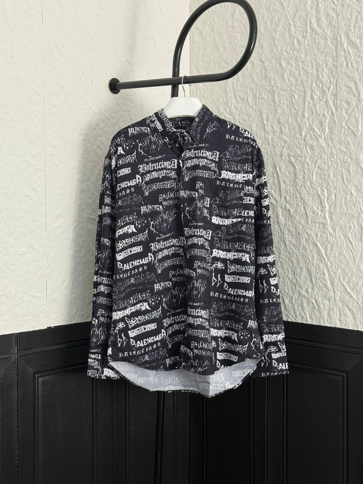 Letter printed graffiti long sleeved shirt