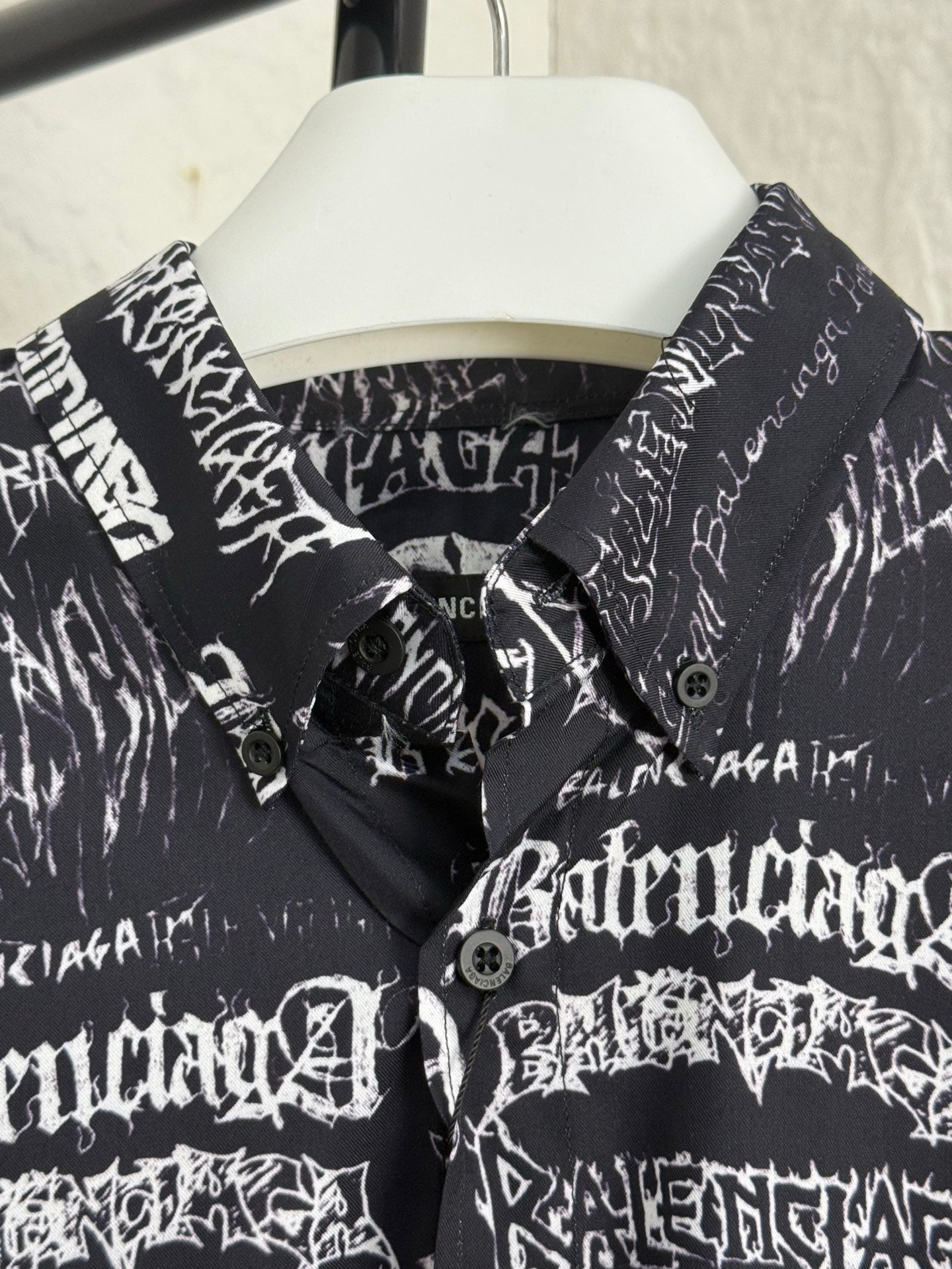 Letter printed graffiti long sleeved shirt