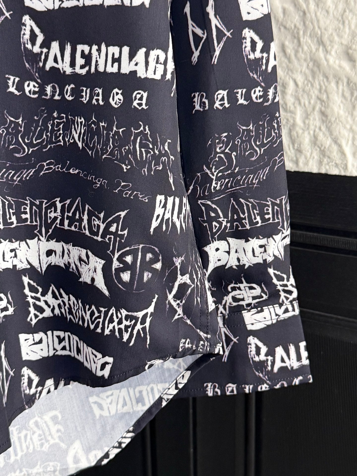 Letter printed graffiti long sleeved shirt