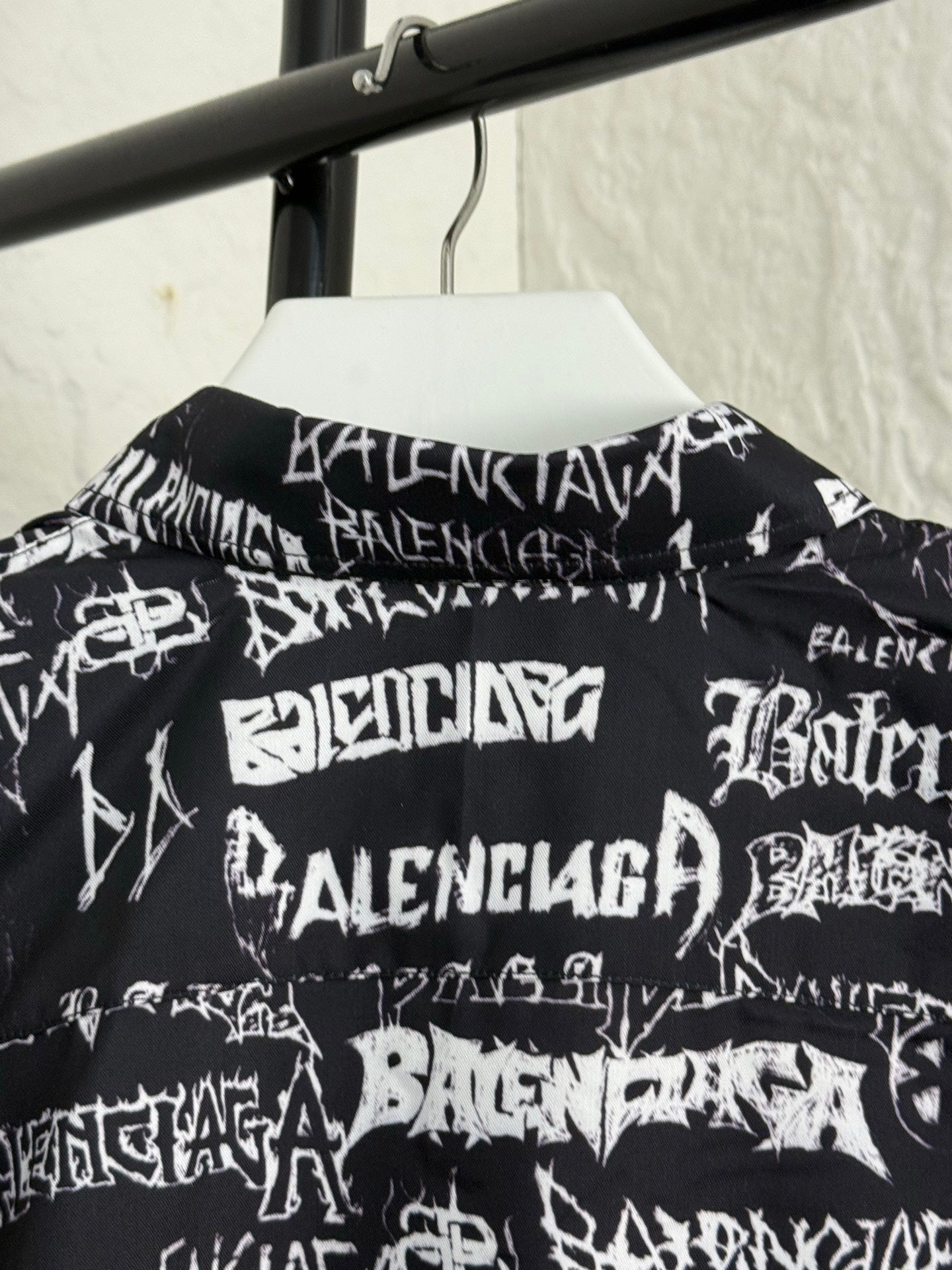 Letter printed graffiti long sleeved shirt
