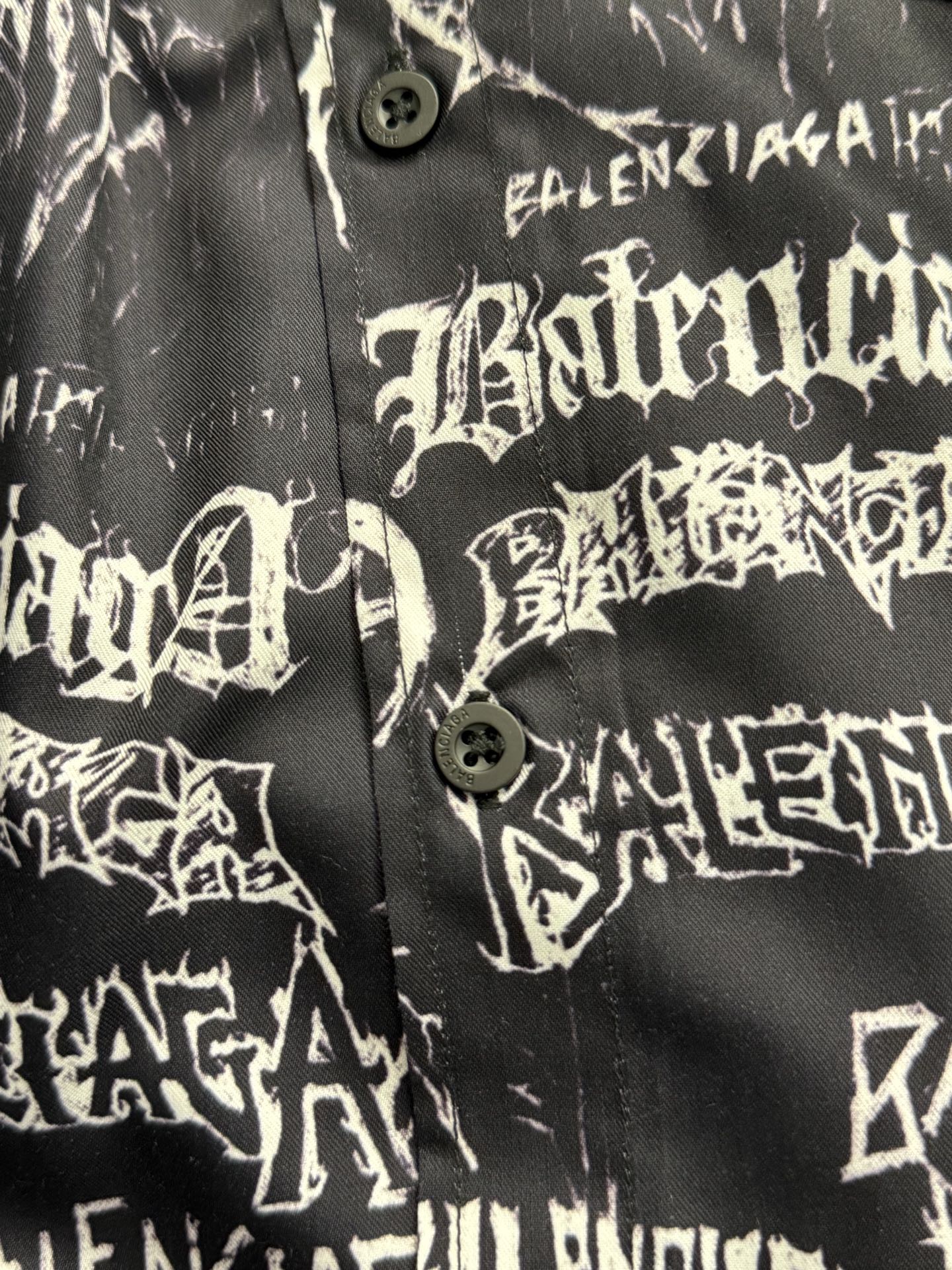 Letter printed graffiti long sleeved shirt