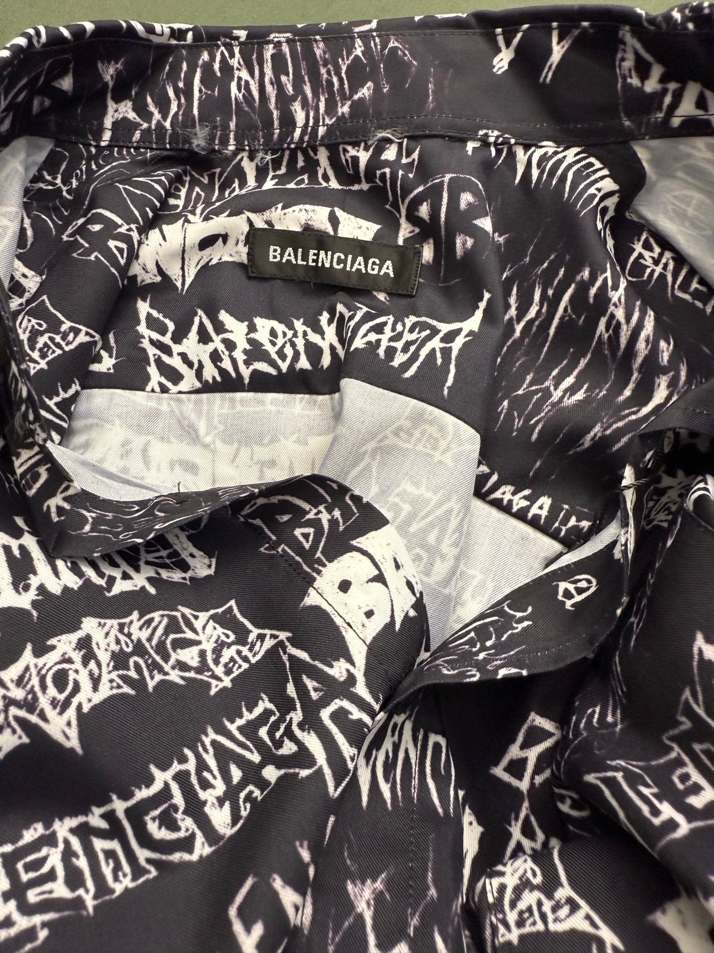 Letter printed graffiti long sleeved shirt