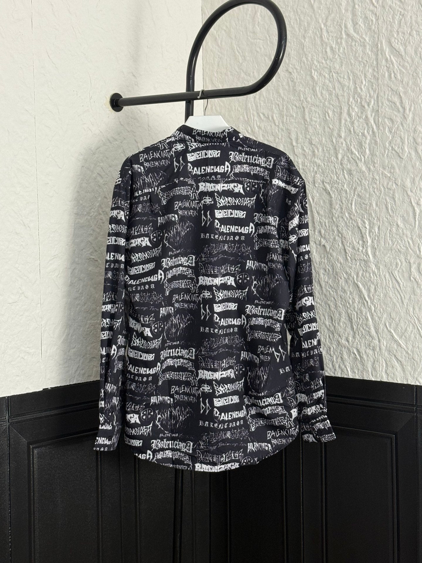 Letter printed graffiti long sleeved shirt