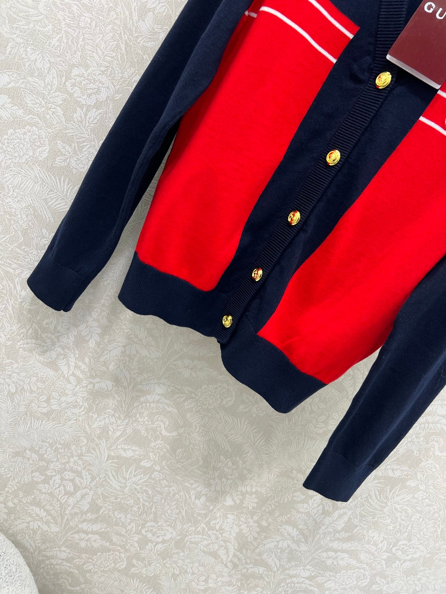 New V-neck contrasting knitted cardigan