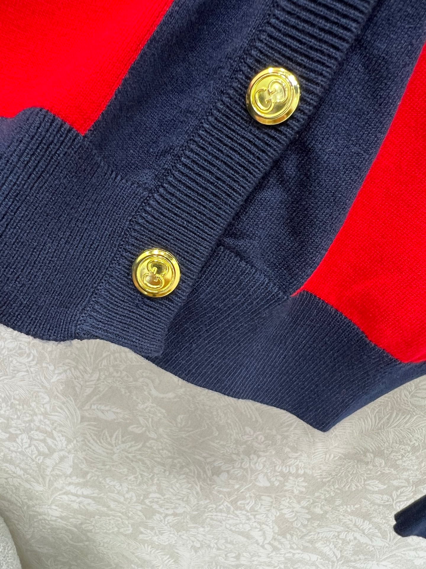 New V-neck contrasting knitted cardigan