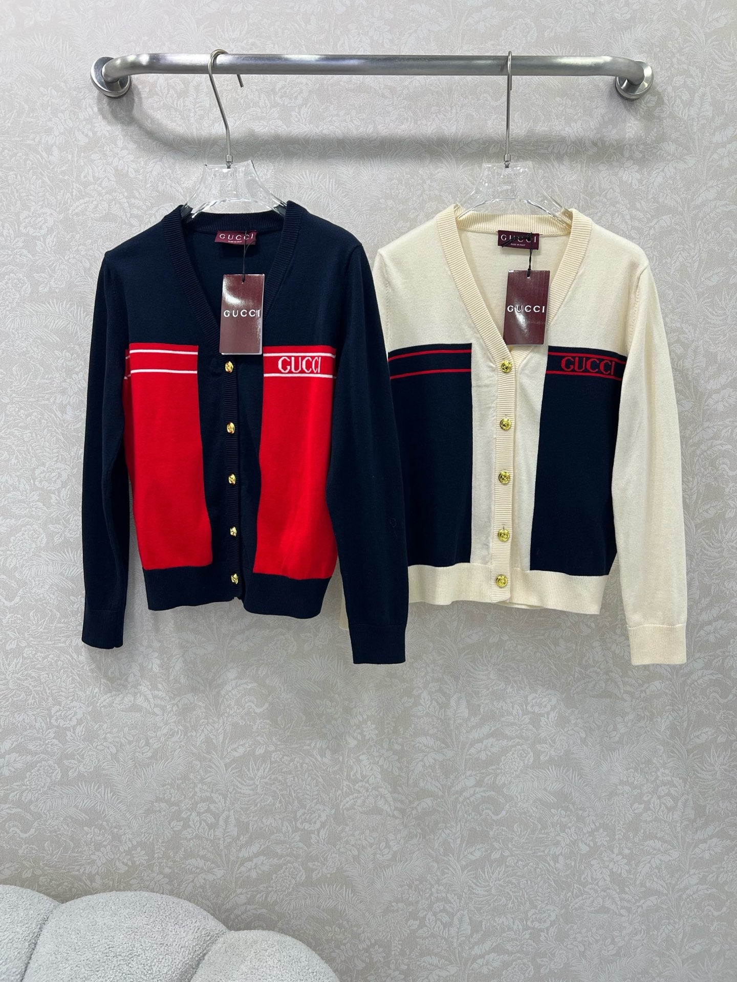 New V-neck contrasting knitted cardigan