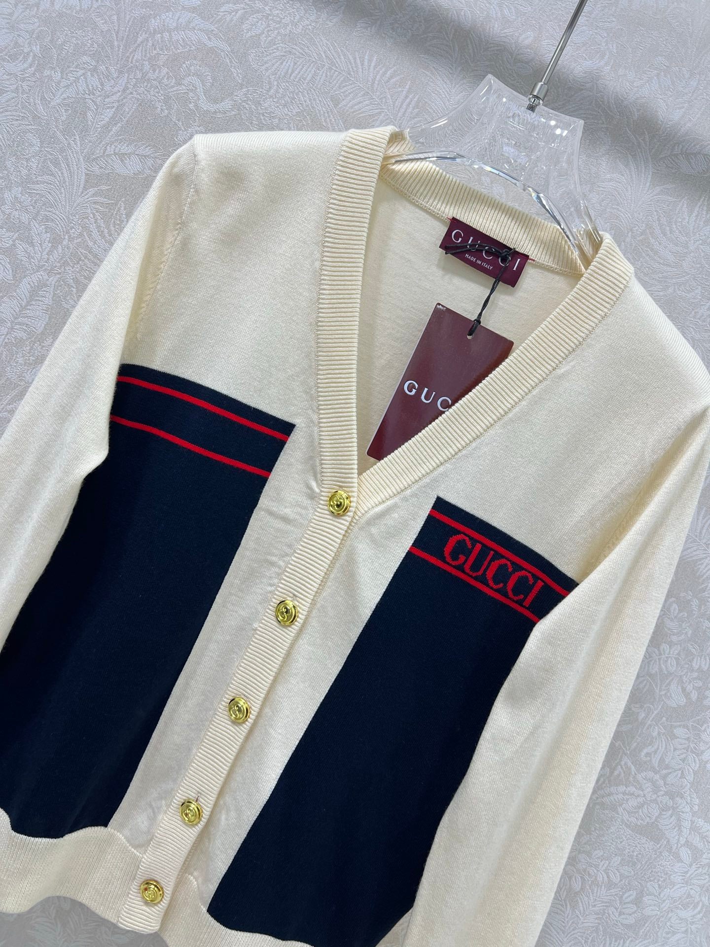 New V-neck contrasting knitted cardigan