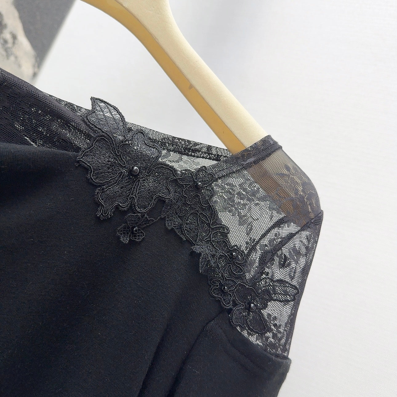 3D floral lace round neck base shirt