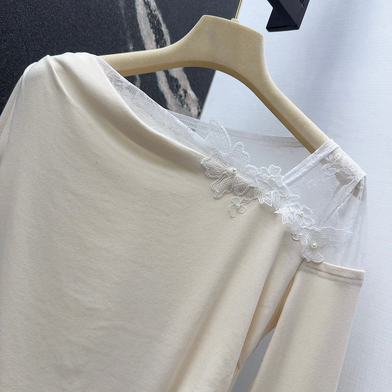 3D floral lace round neck base shirt