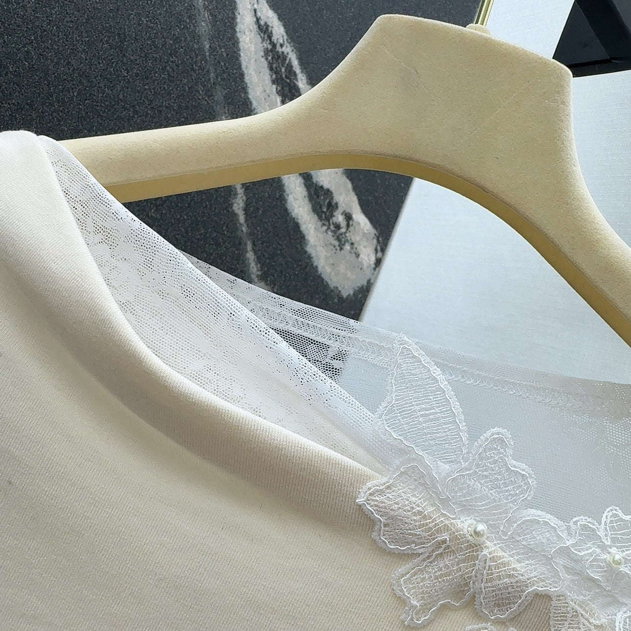 3D floral lace round neck base shirt