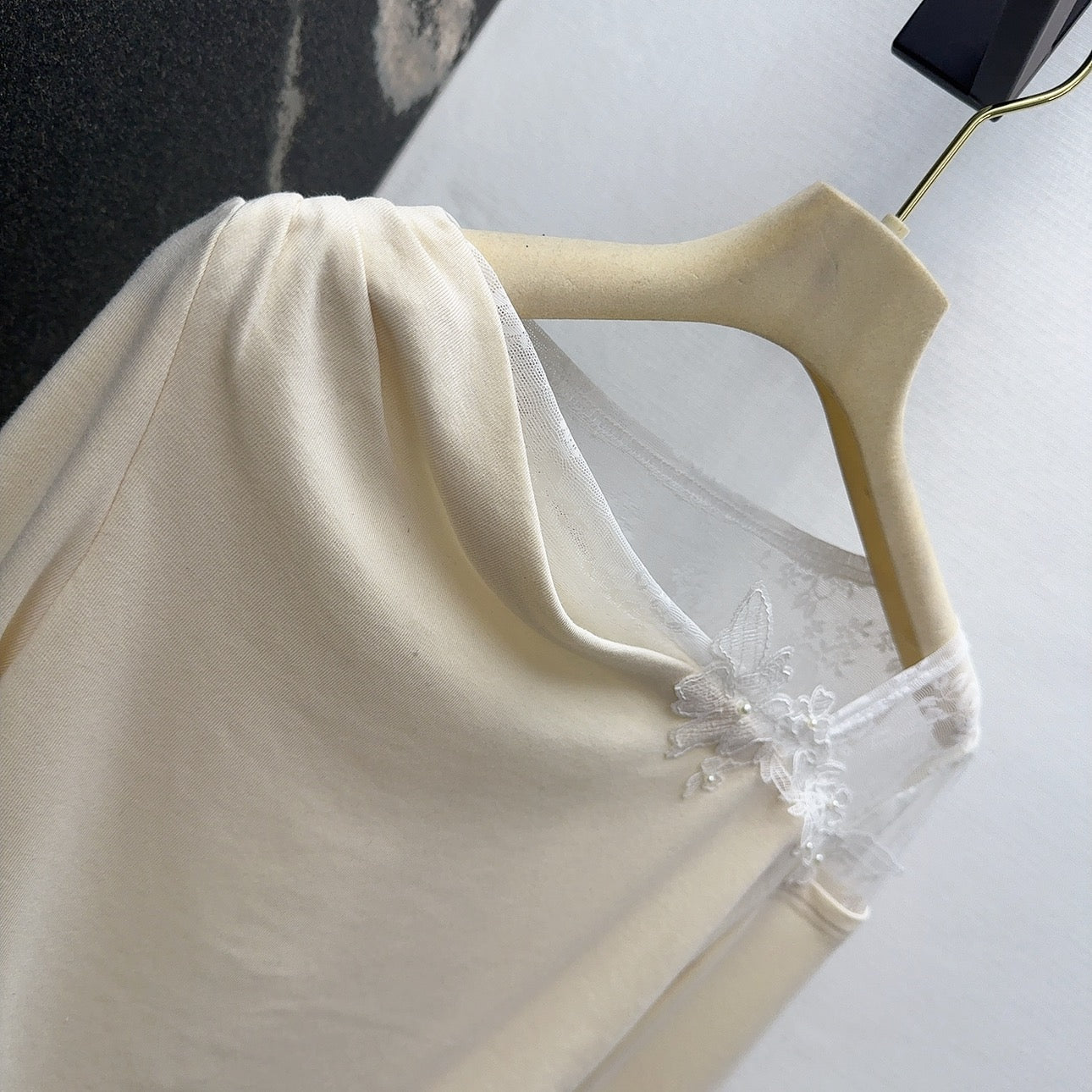 3D floral lace round neck base shirt
