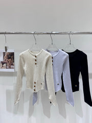 Embroidered V-neck button knit base shirt