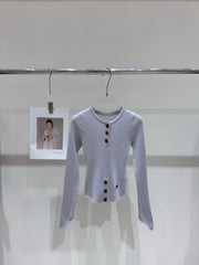 Embroidered V-neck button knit base shirt