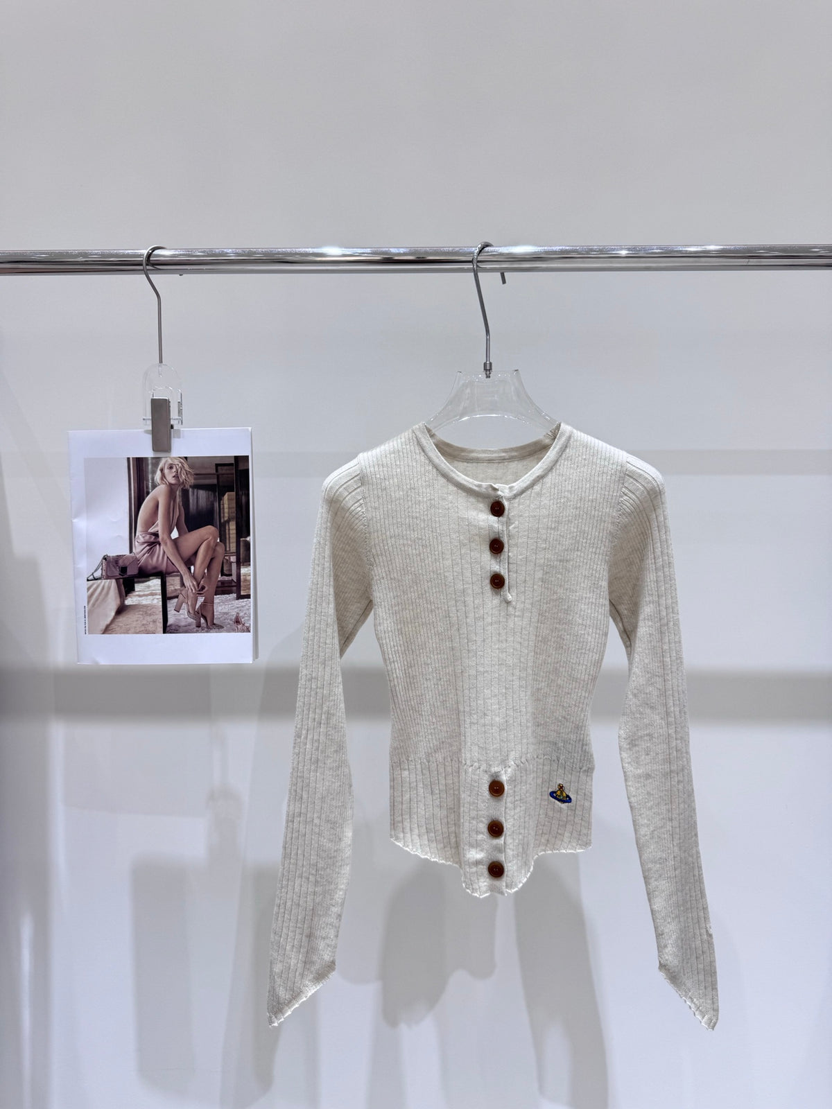 Embroidered V-neck button knit base shirt