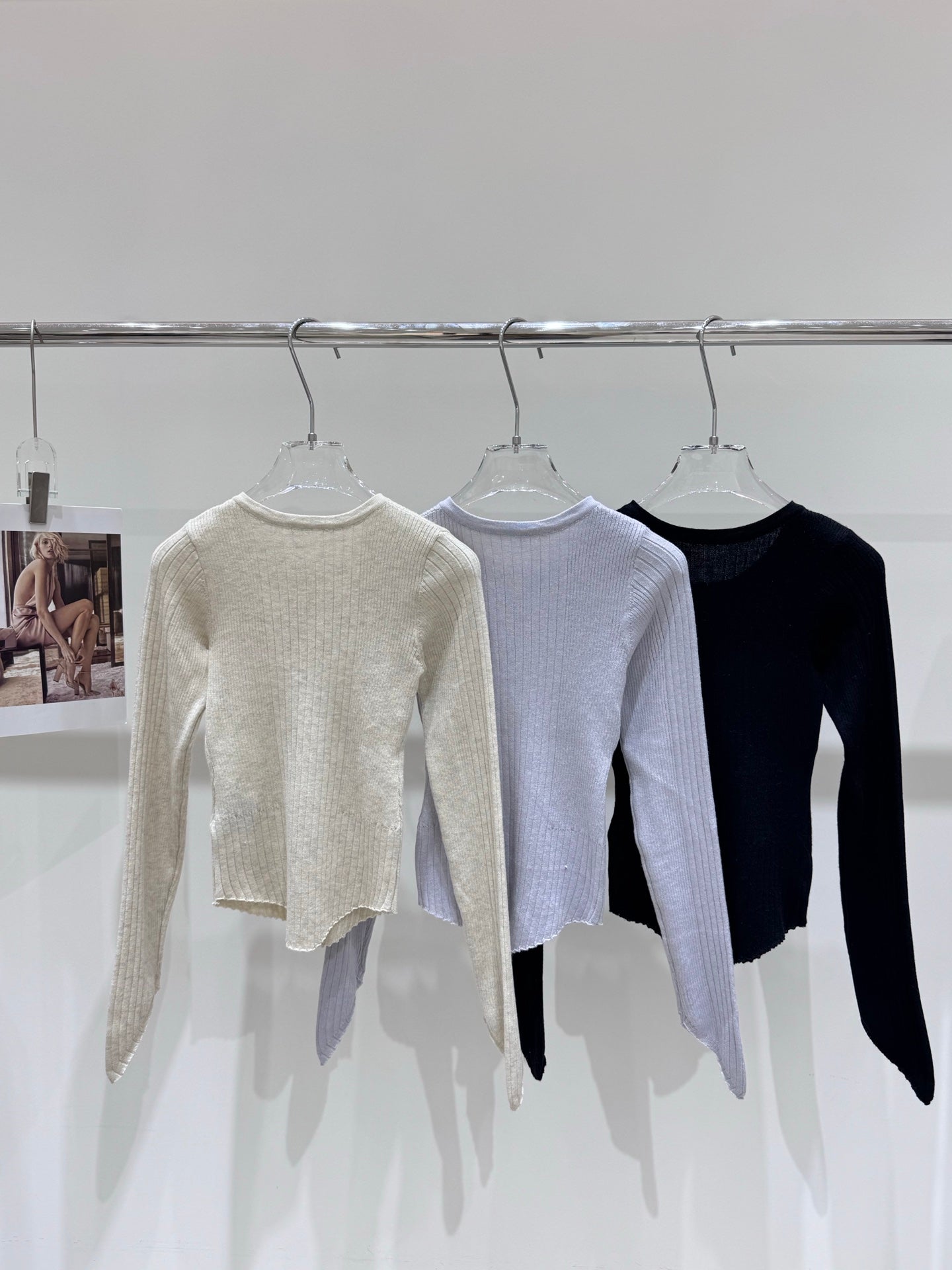 Embroidered V-neck button knit base shirt
