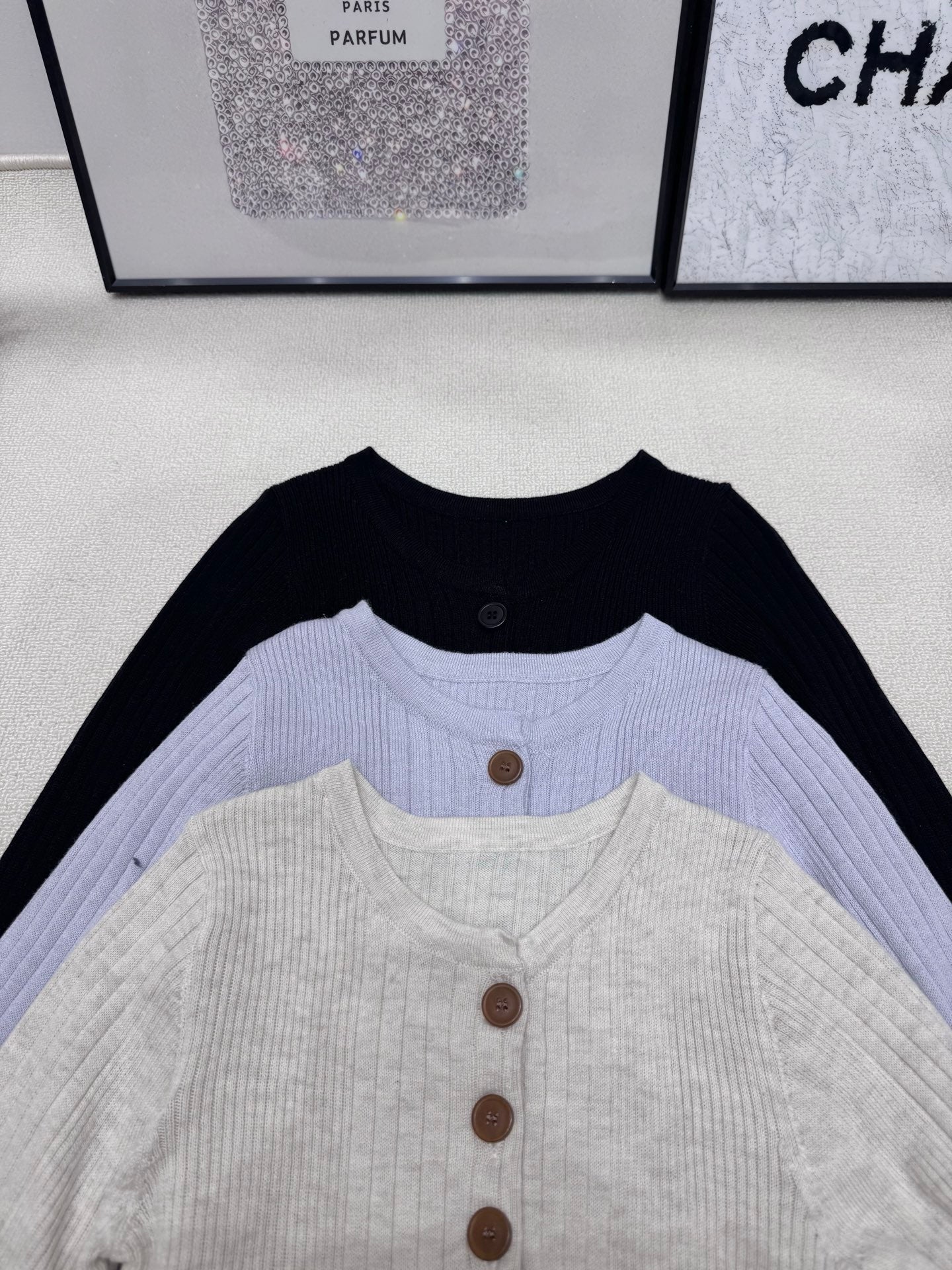 Embroidered V-neck button knit base shirt