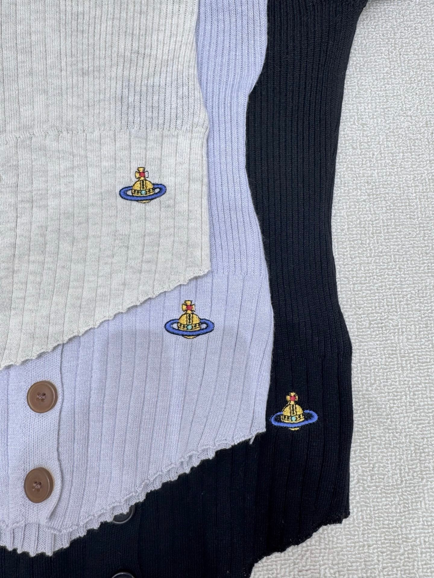 Embroidered V-neck button knit base shirt