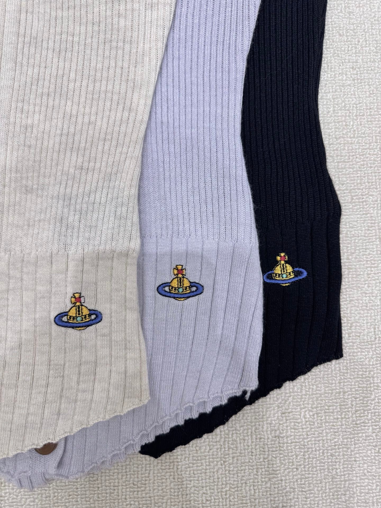 Embroidered V-neck button knit base shirt
