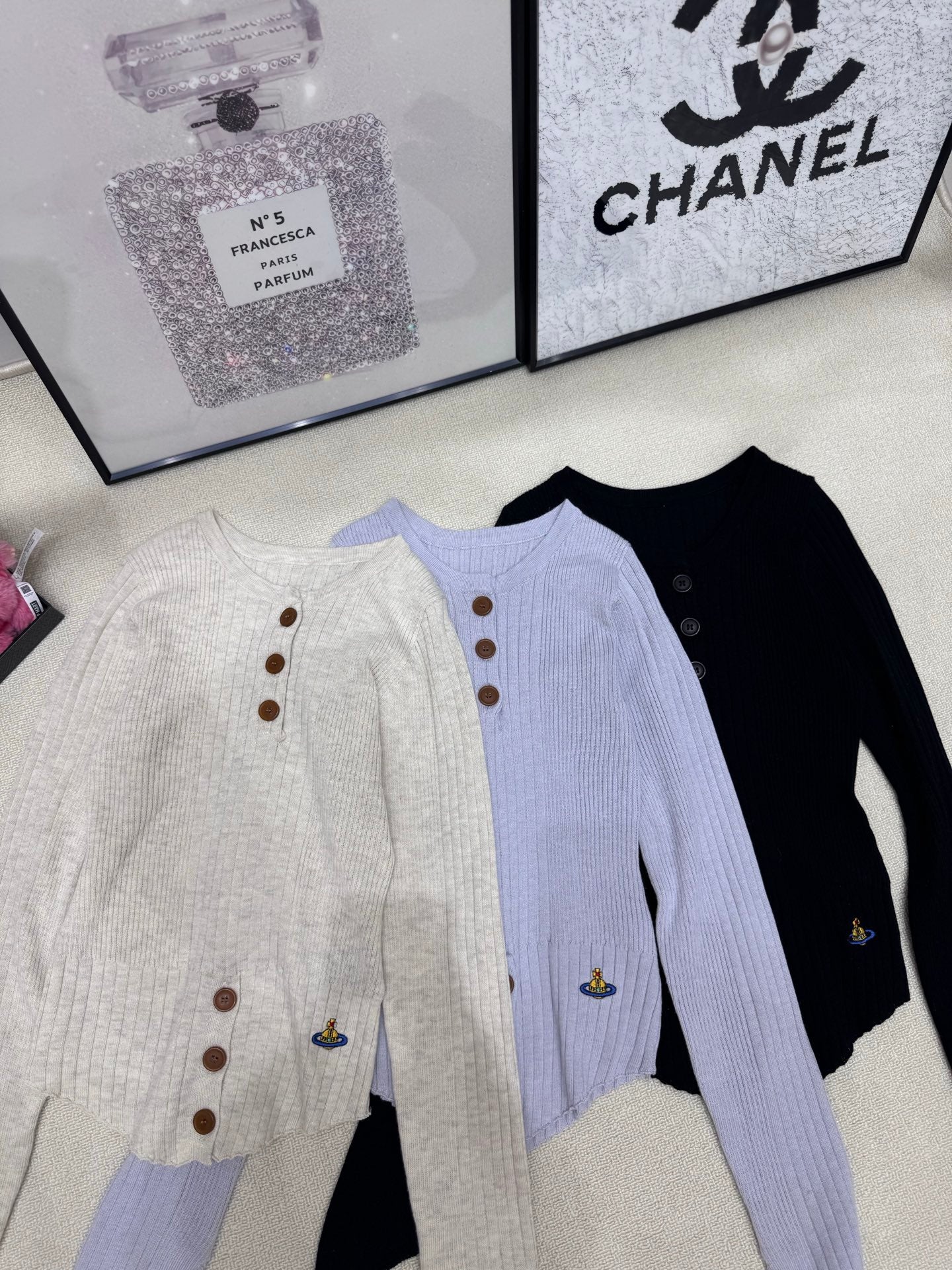 Embroidered V-neck button knit base shirt