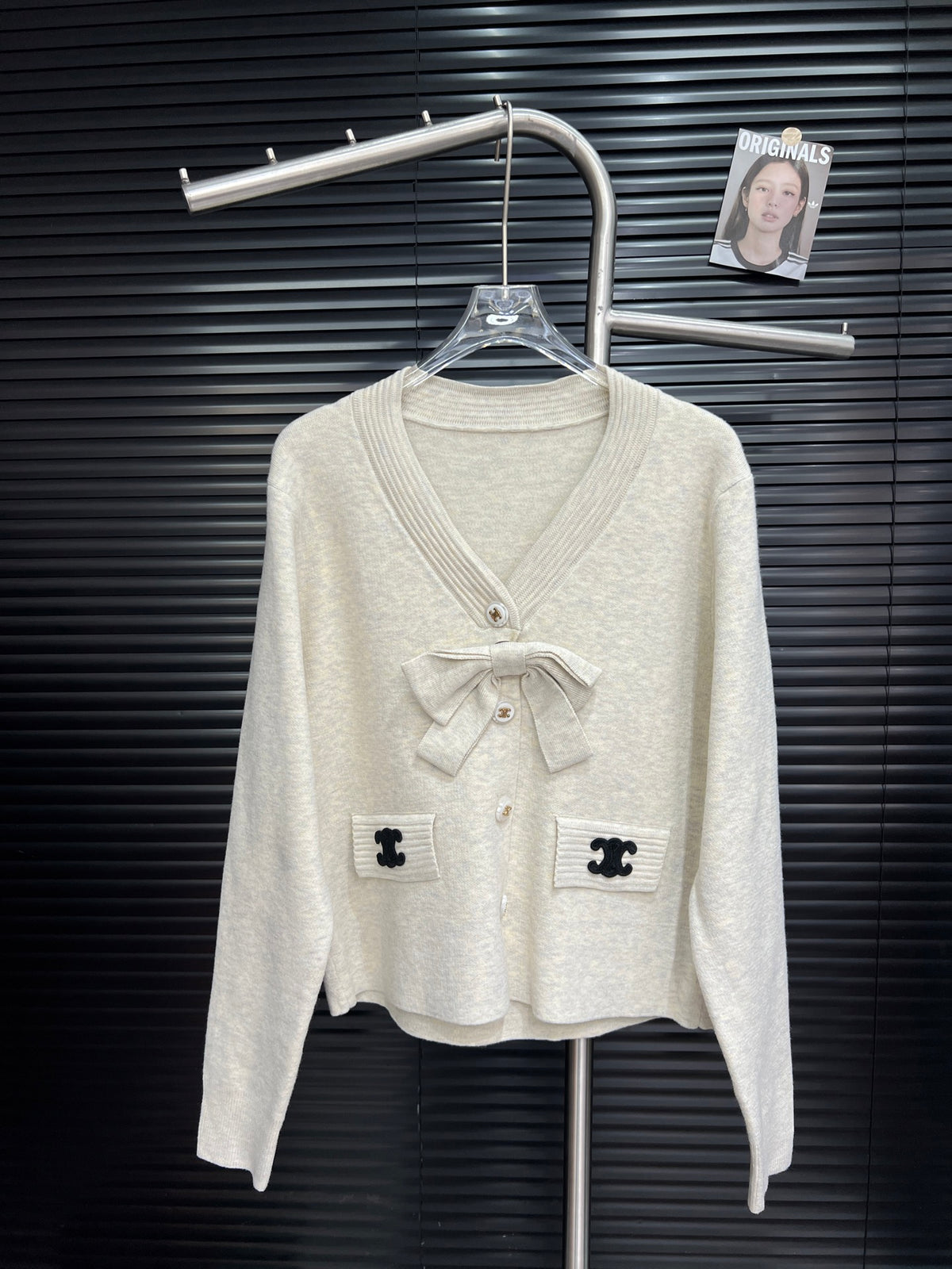 Gentle knitted cardigan with bow tie