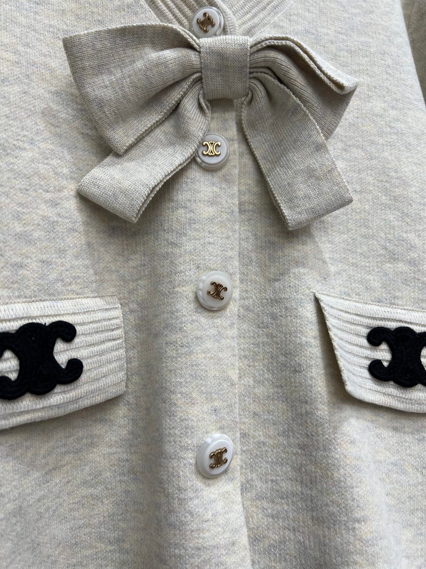 Gentle knitted cardigan with bow tie