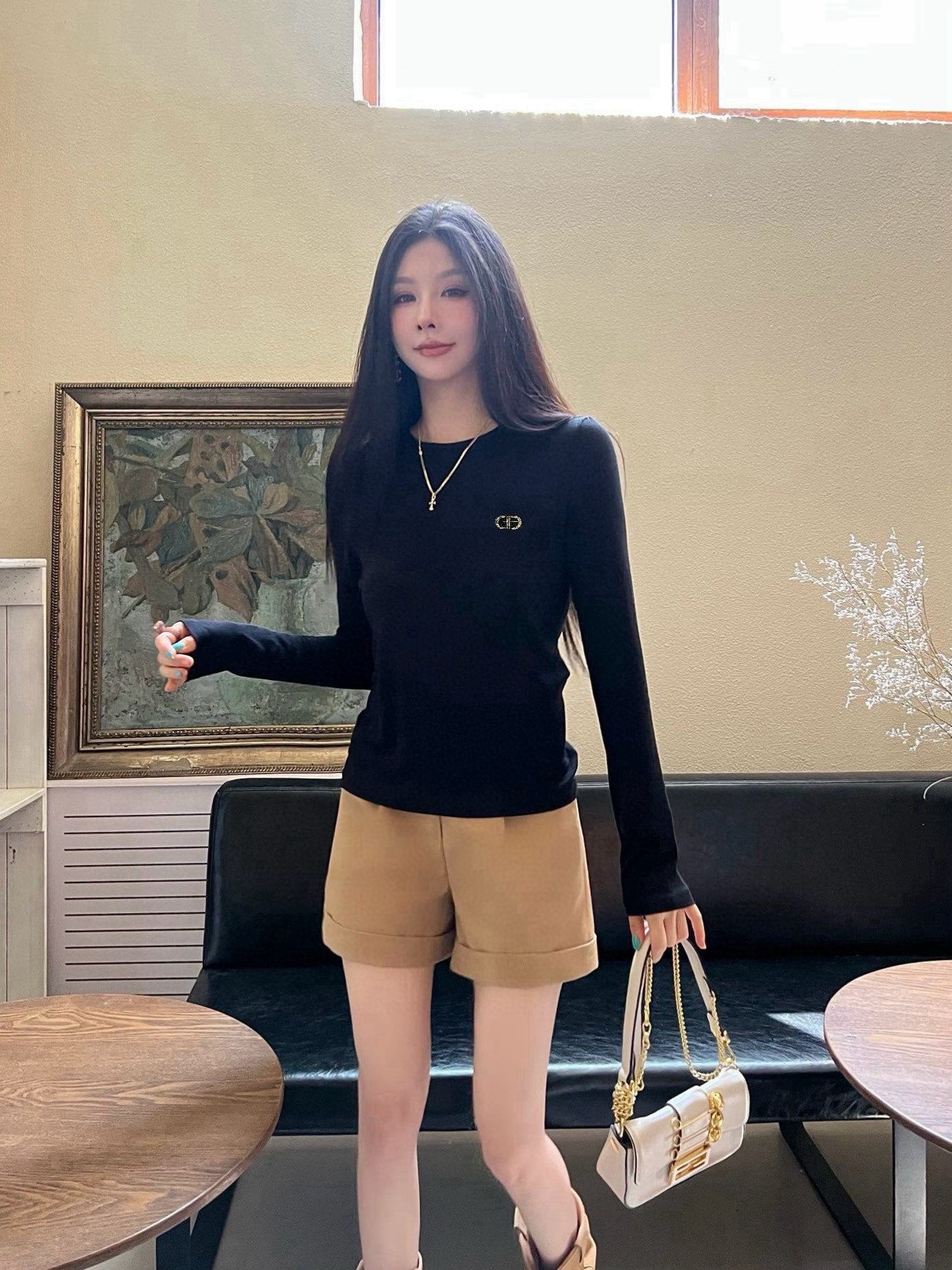 Round neck wool base sweater