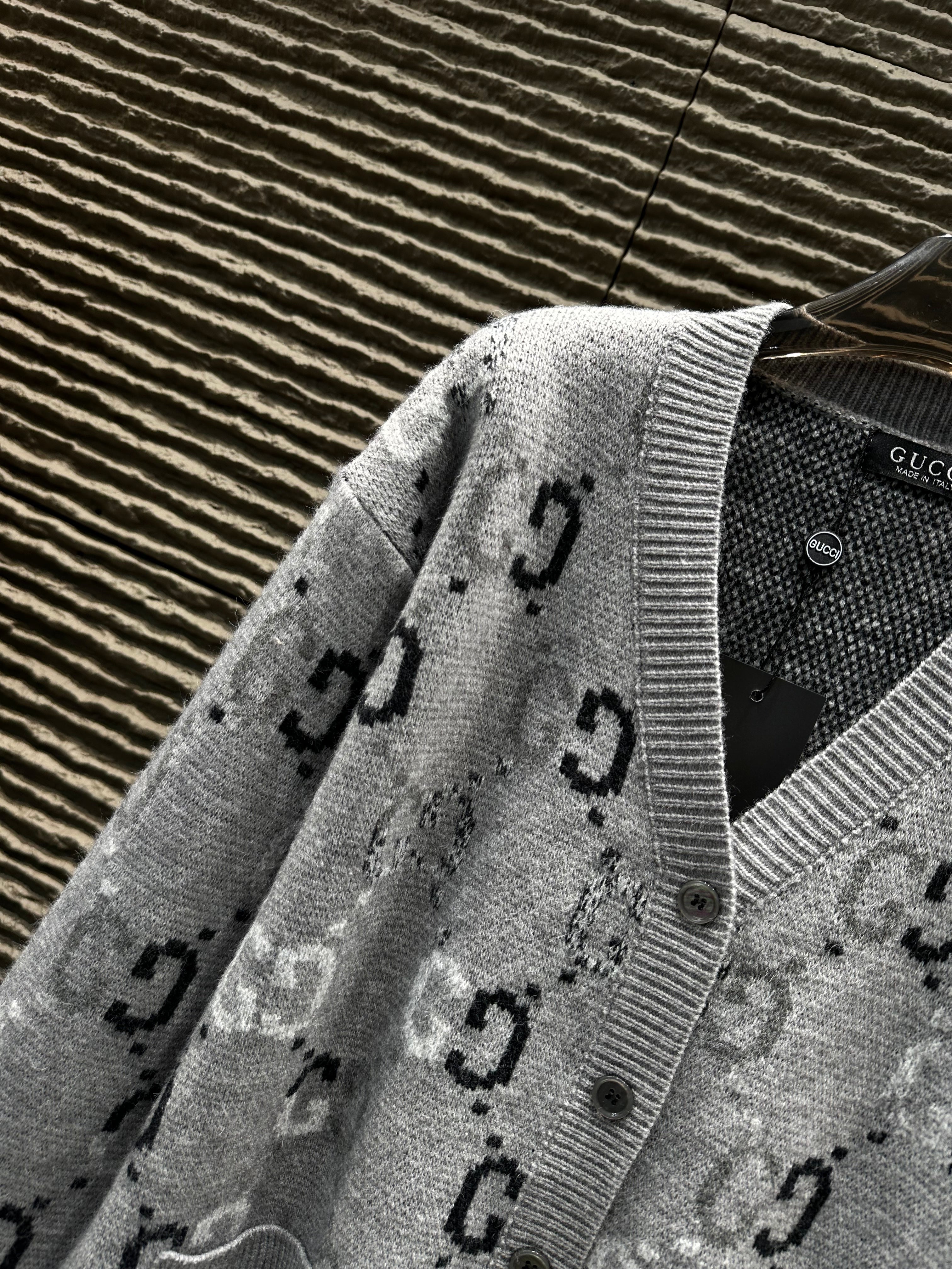 Autumn and Winter New Gradient Jacquard Letter Cardigan