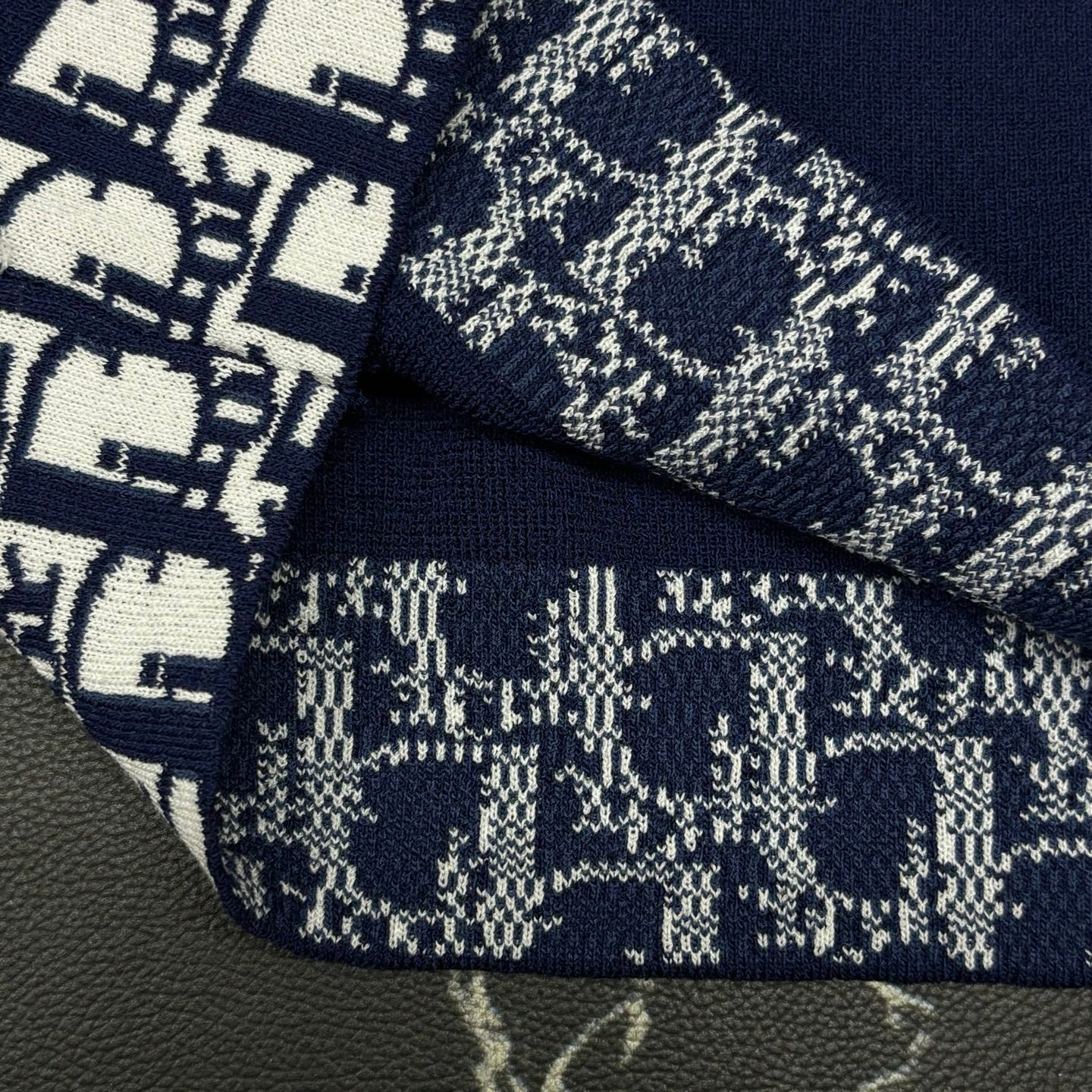 Collar jacquard knitting on top