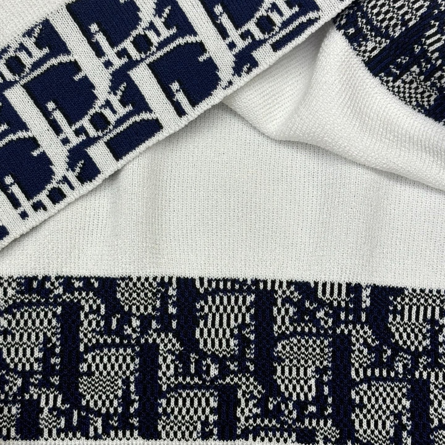 Collar jacquard knitting on top