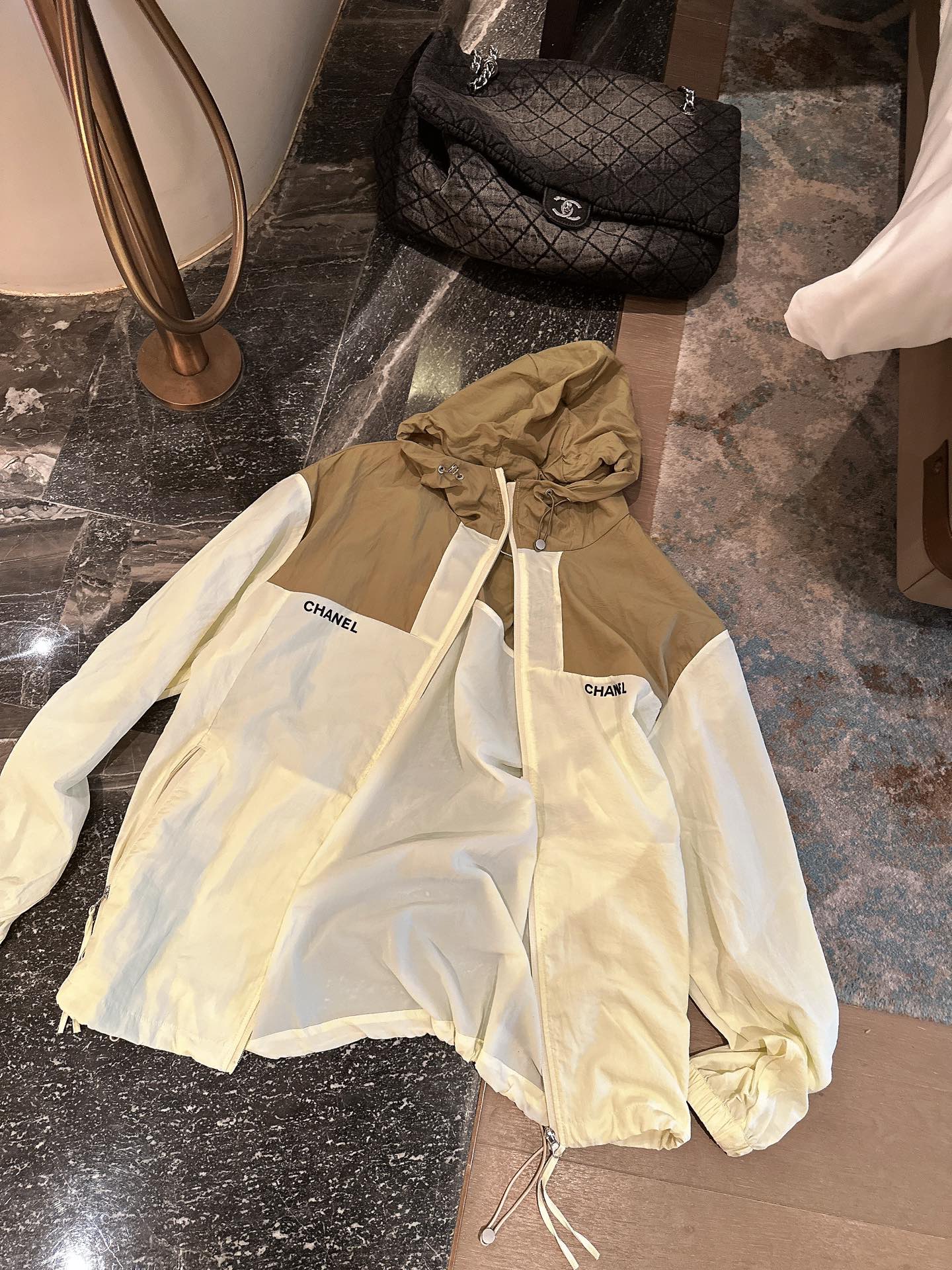 Color blocked hooded thin sunscreen jacket