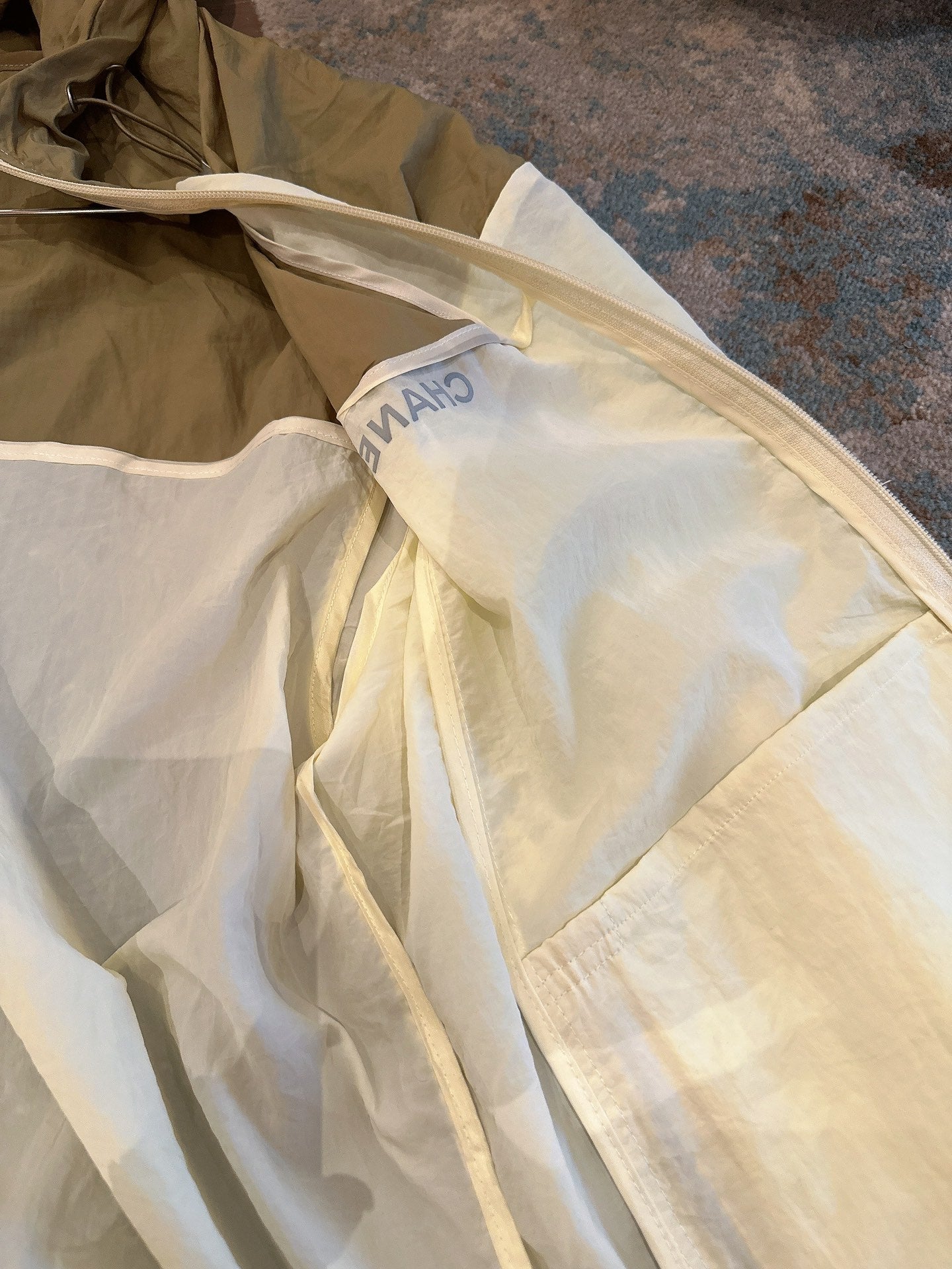 Color blocked hooded thin sunscreen jacket