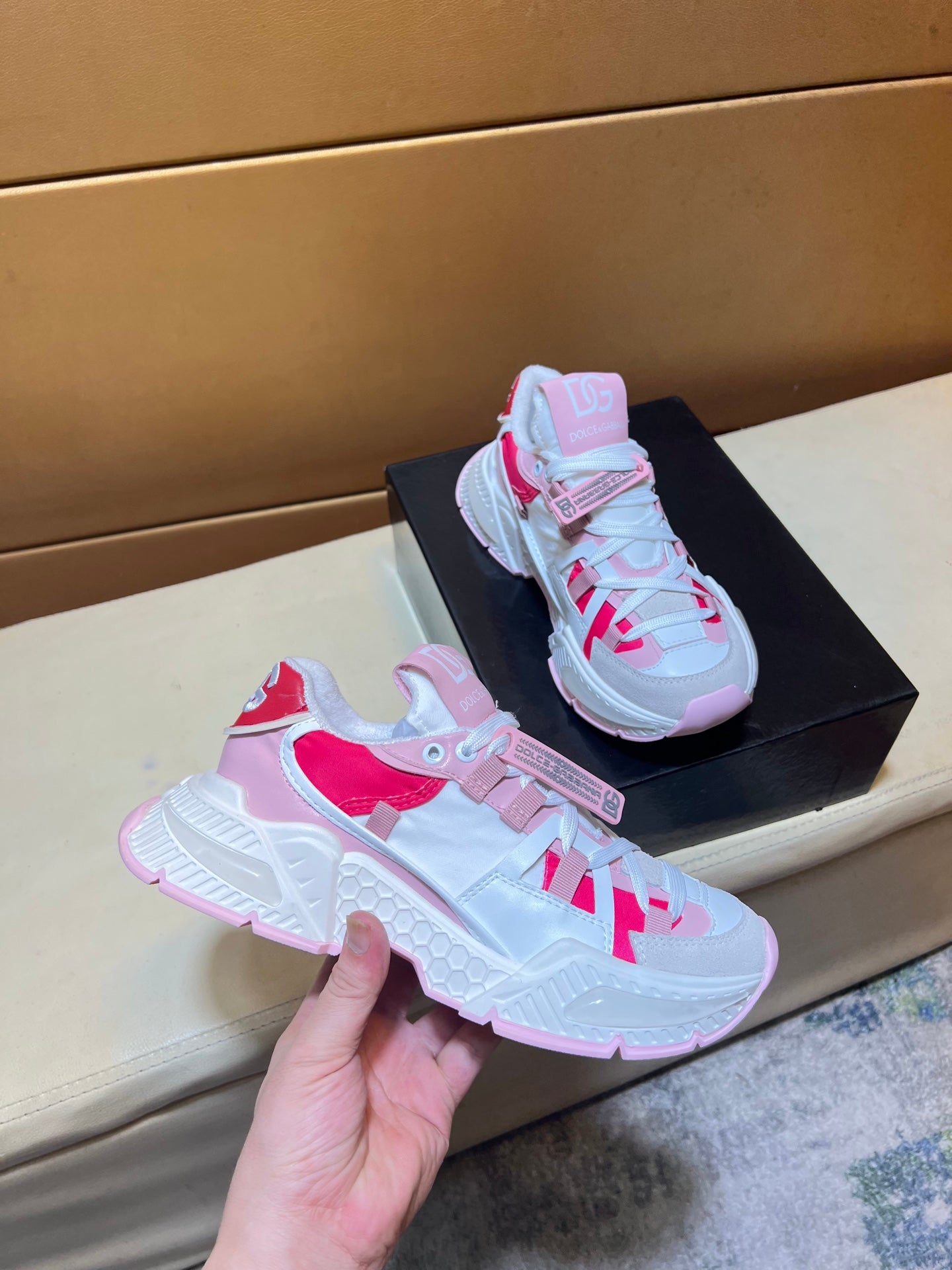 Unique modern style sports shoes