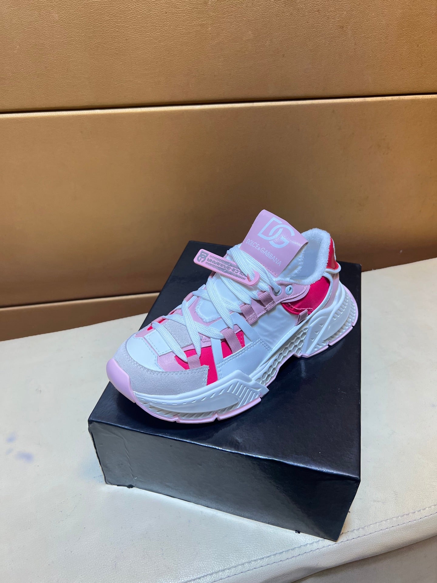 Unique modern style sports shoes