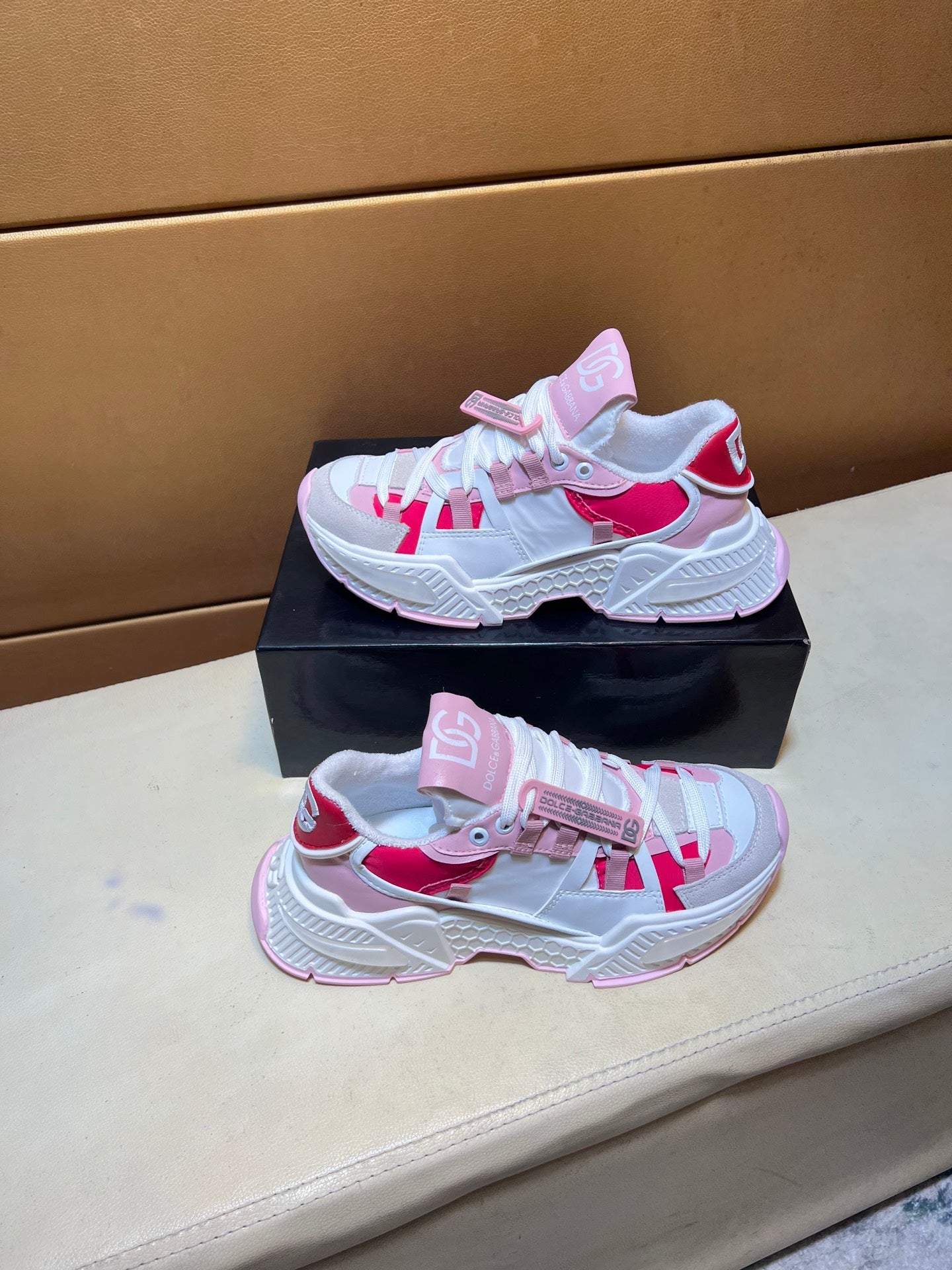 Unique modern style sports shoes