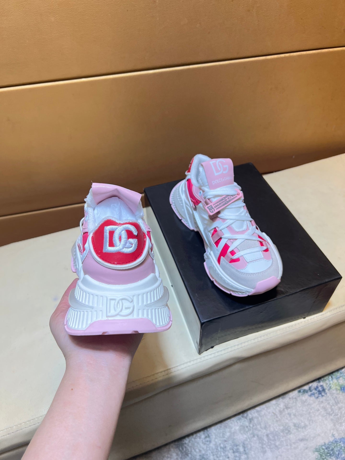 Unique modern style sports shoes