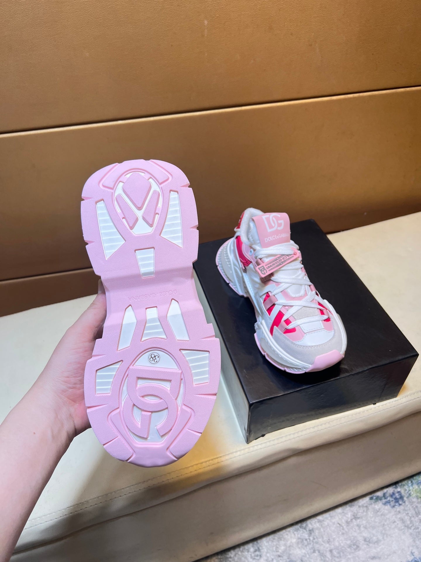 Unique modern style sports shoes