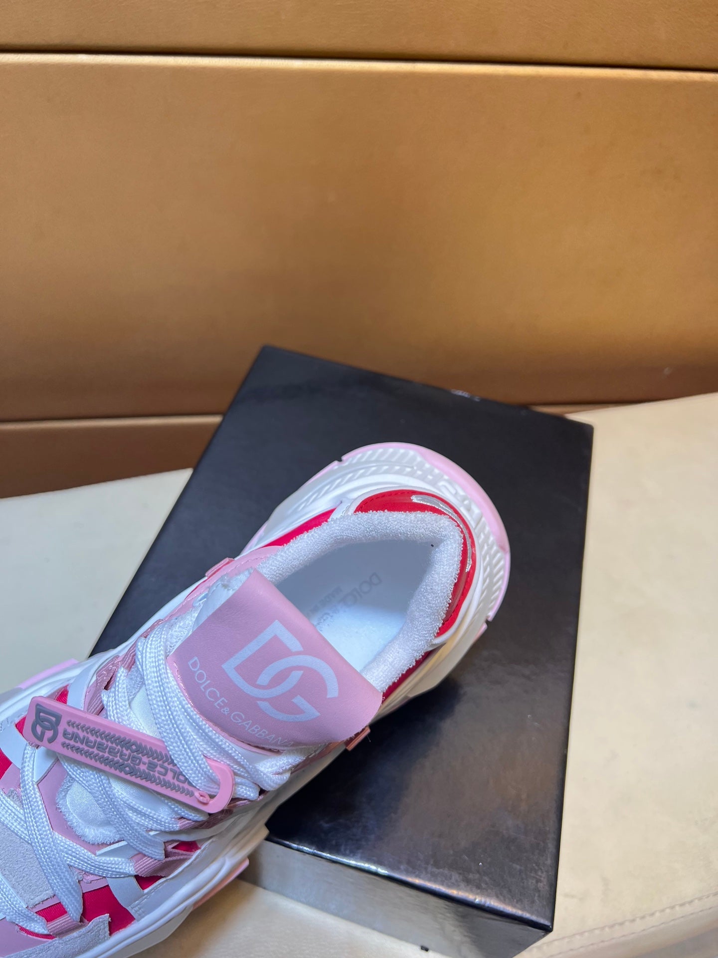 Unique modern style sports shoes